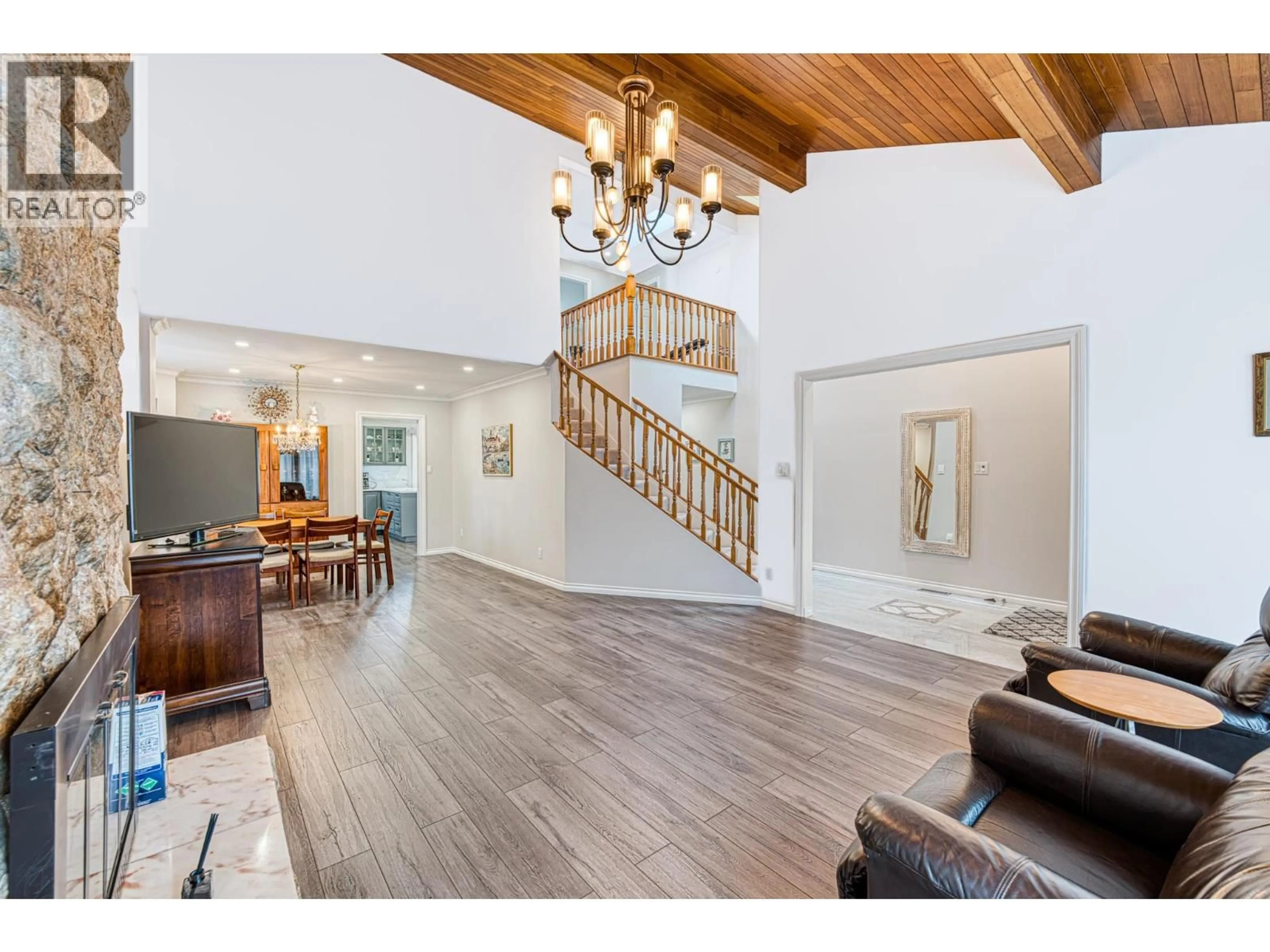 Indoor foyer for 10420 TRURO DRIVE, Richmond British Columbia V7E5B4