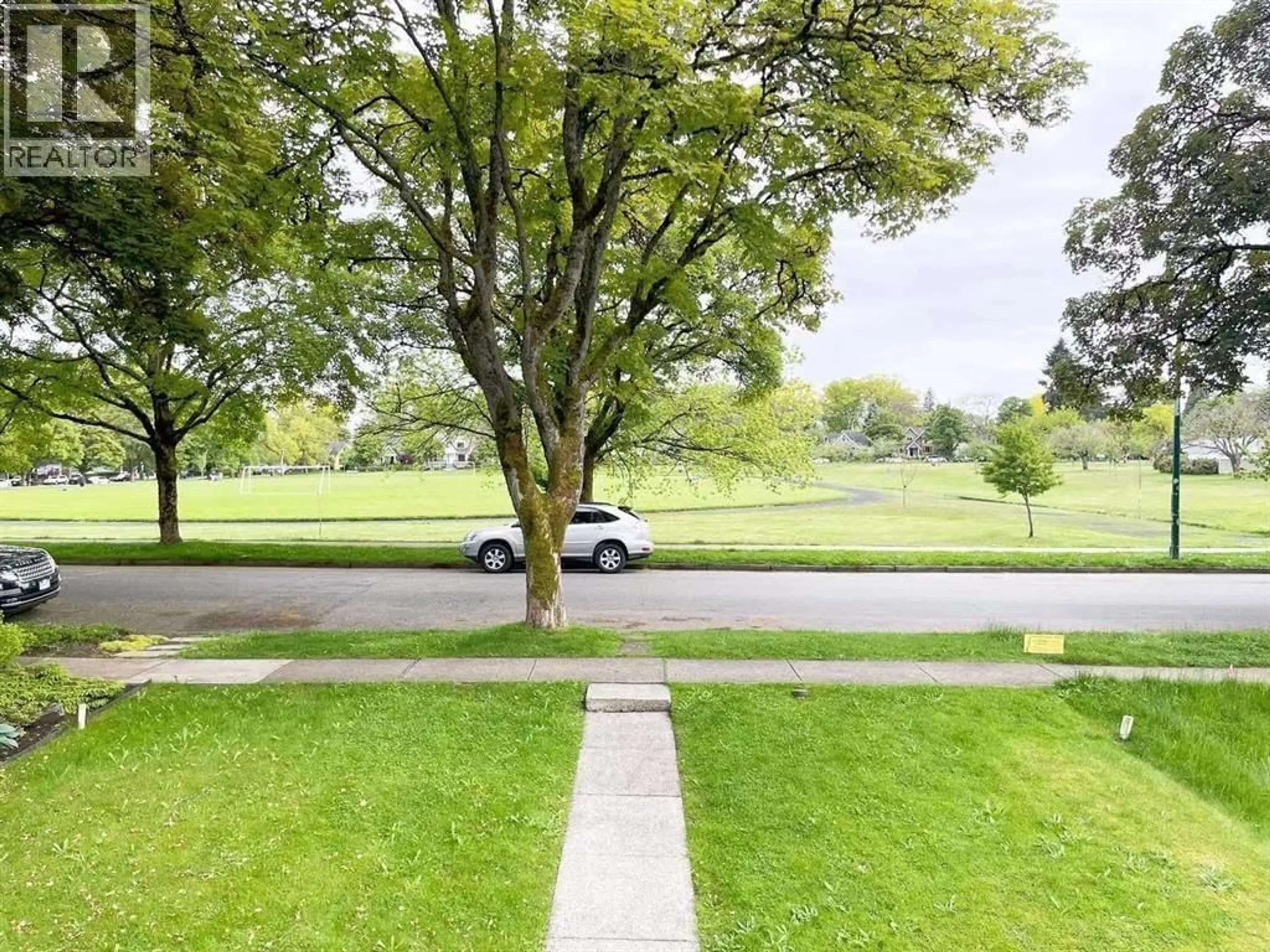 A pic from outside/outdoor area/front of a property/back of a property/a pic from drone, street for 3093 29TH AVENUE, Vancouver British Columbia V6L1Y5