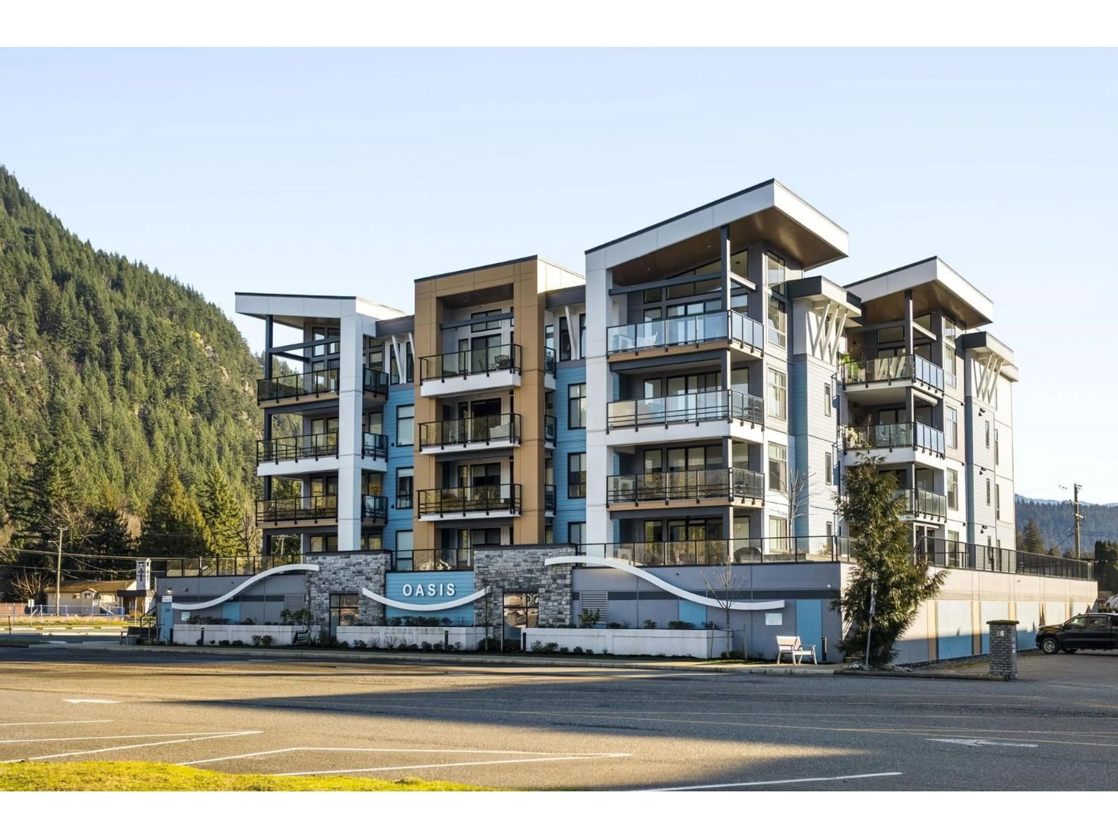 A pic from outside/outdoor area/front of a property/back of a property/a pic from drone, mountain view for 307 - 470 ESPLANADE AVENUE, Harrison Hot Springs British Columbia V0M1K0