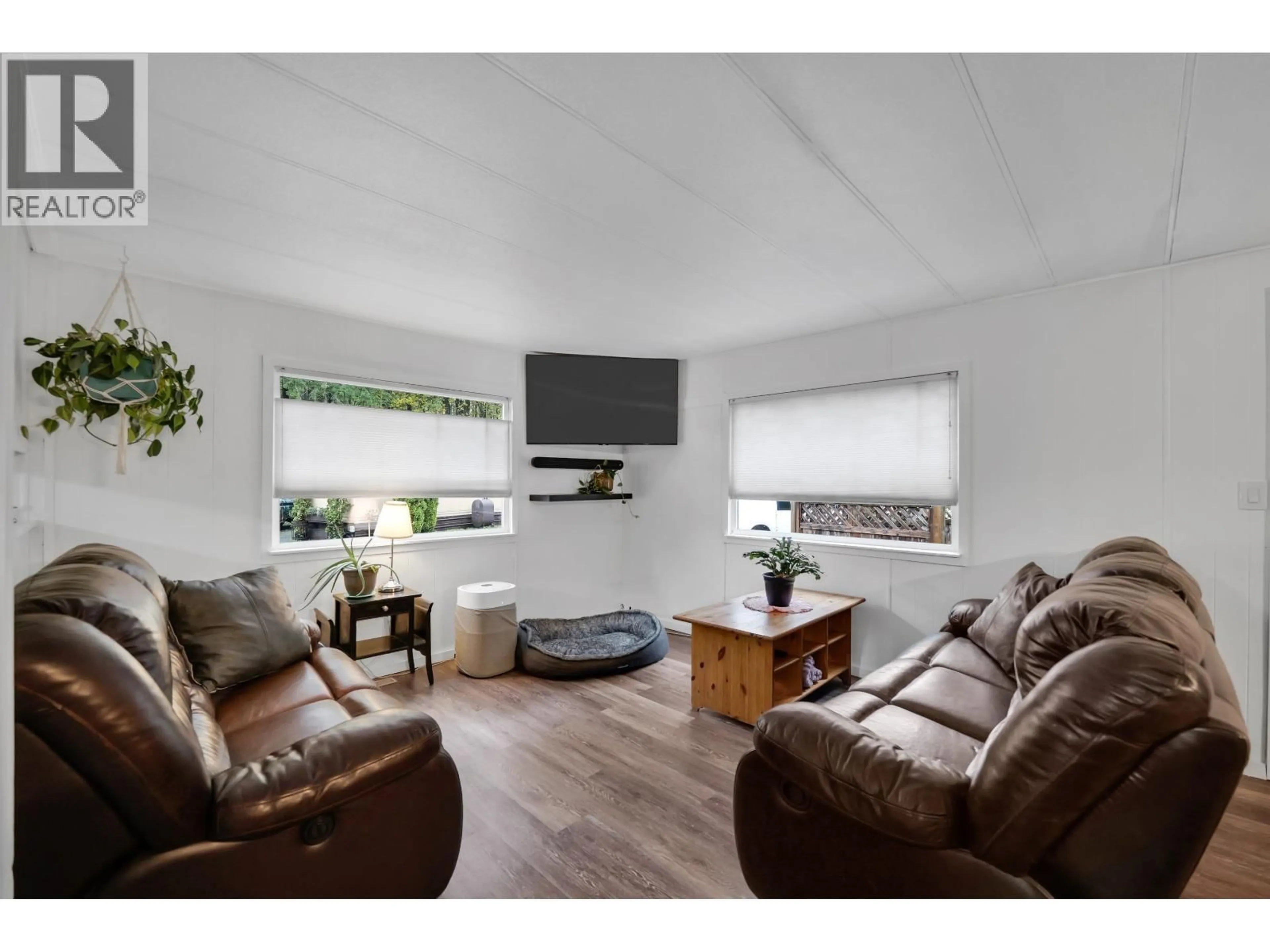 Living room with furniture, wood/laminate floor for 8 - 39884 GOVERNMENT ROAD, Squamish British Columbia V8B0B1