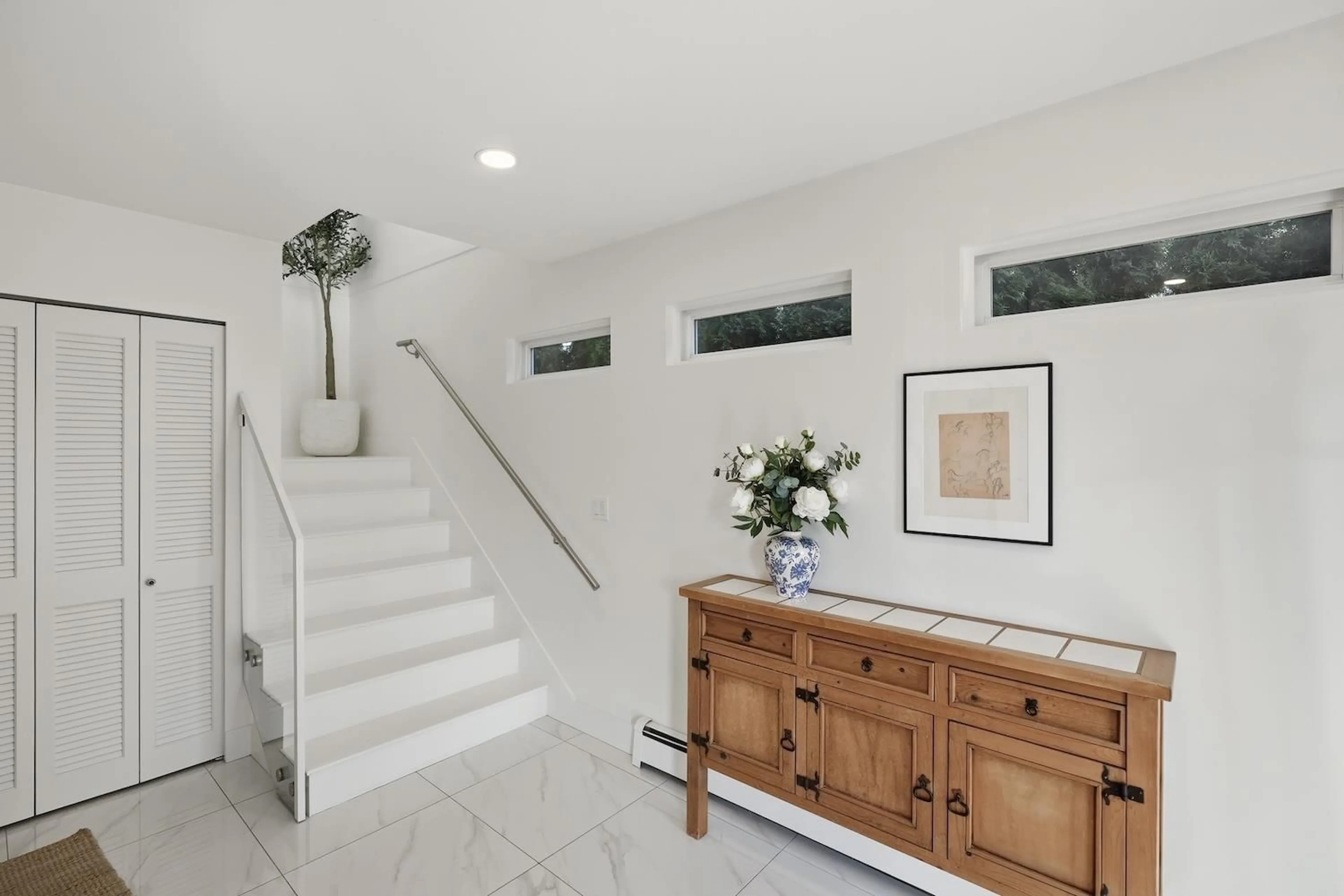 Indoor entryway for 863 LEE STREET, White Rock British Columbia V4B4N7