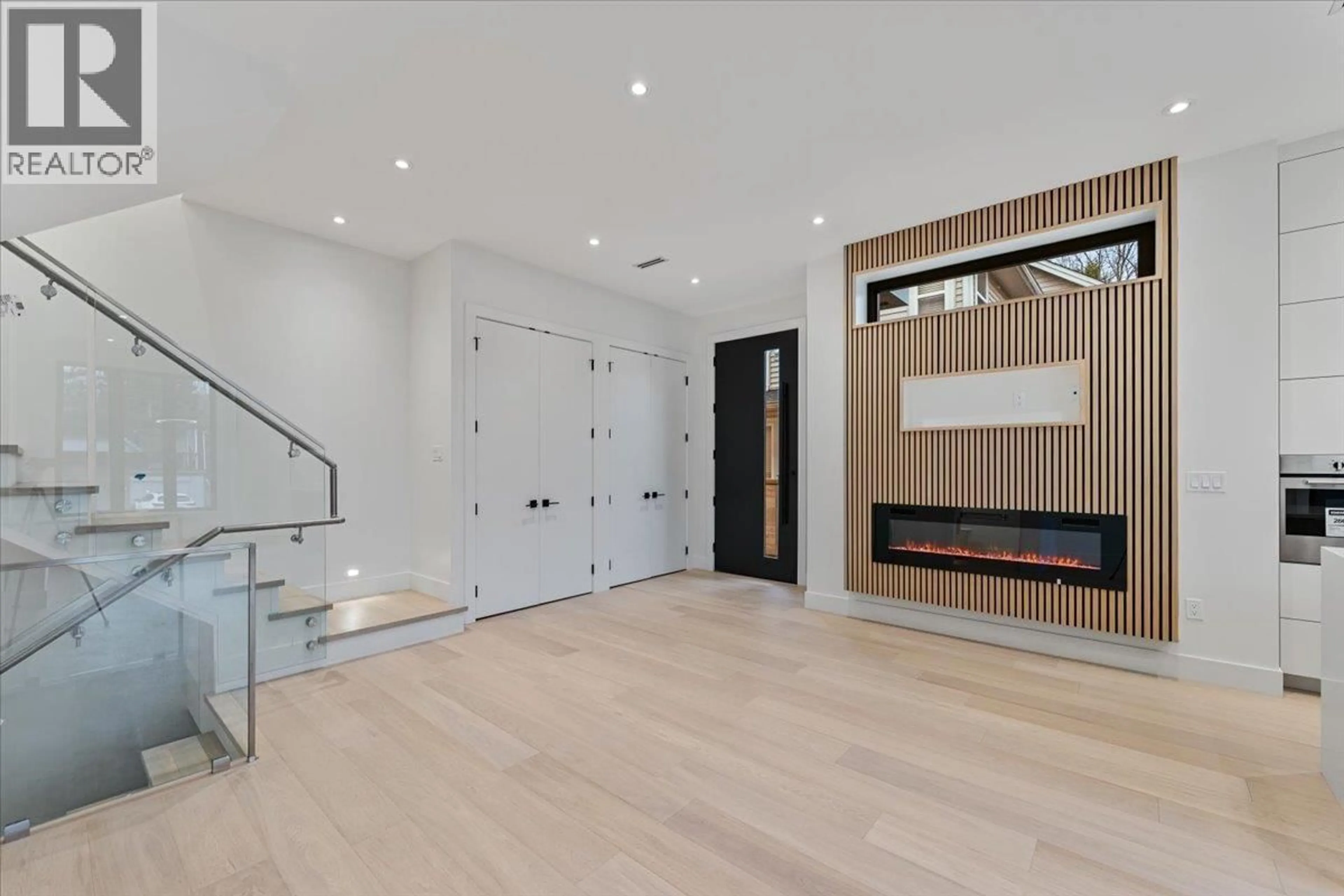 Indoor foyer for 102 - 1518 HATTON AVENUE, Burnaby British Columbia V5A2V1