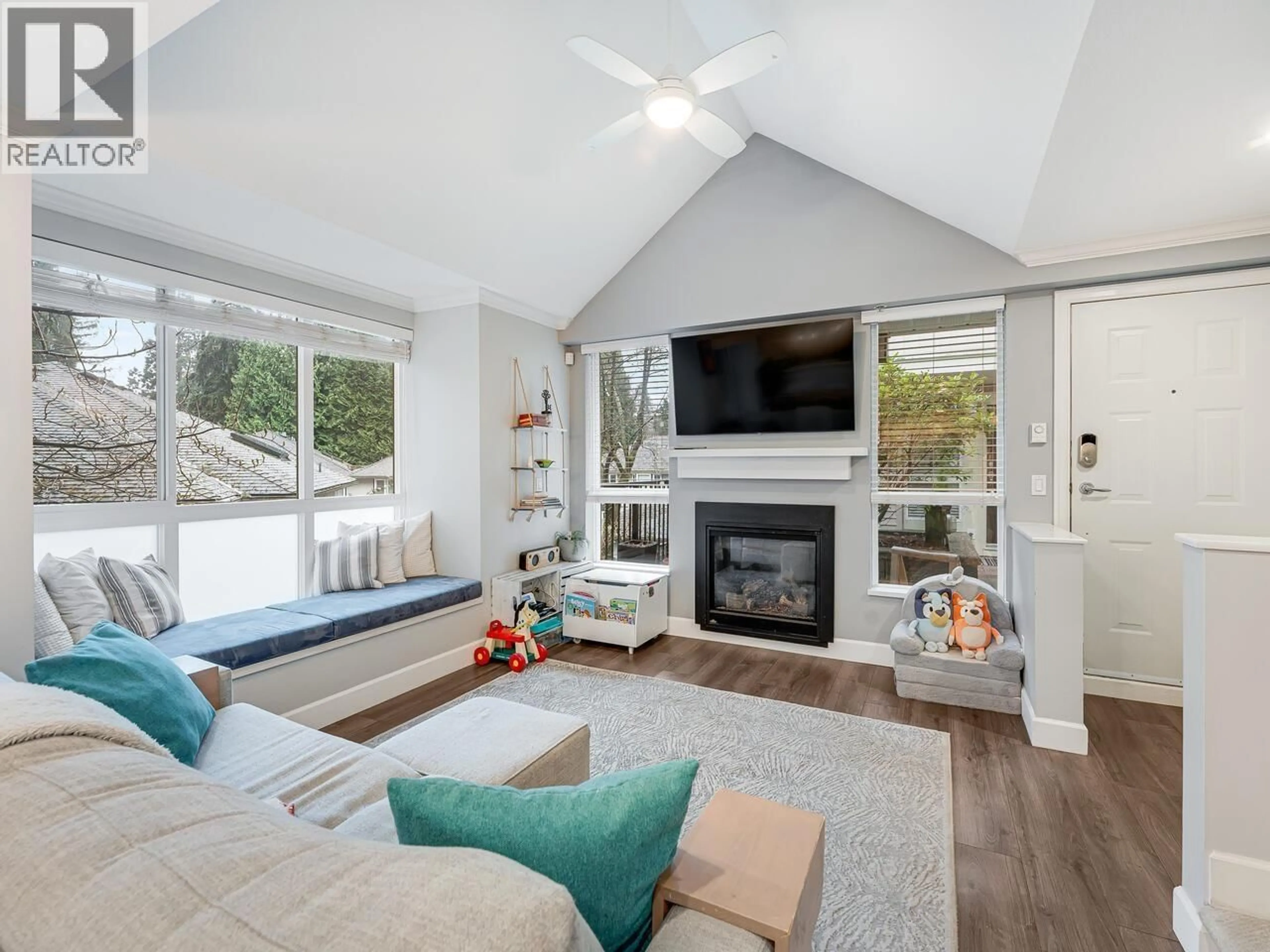 Living room with furniture, wood/laminate floor for 18 - 1073 LYNN VALLEY ROAD, North Vancouver British Columbia V7J1Z6