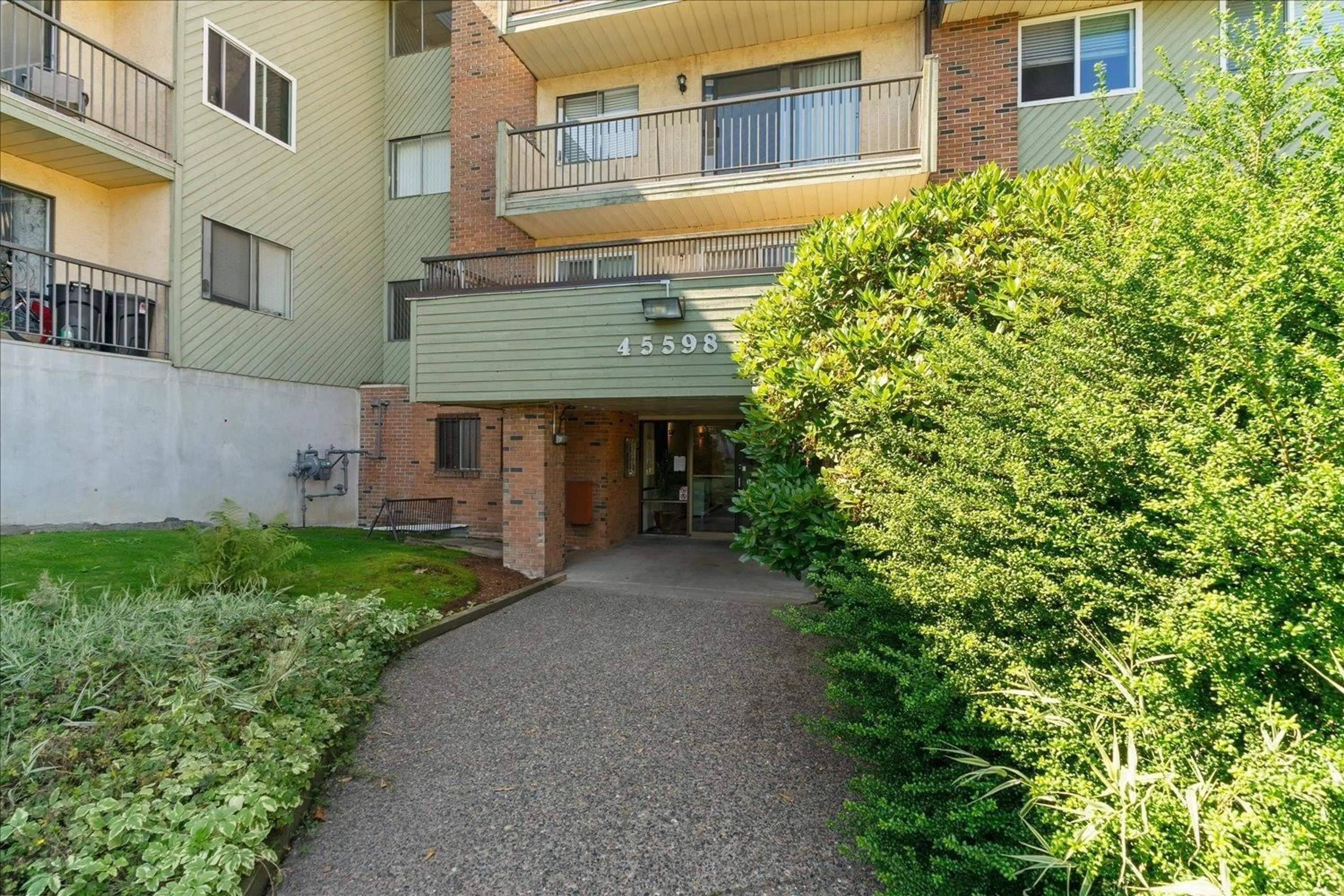 Patio, street for 307 - 45598 MCINTOSH DRIVE, Chilliwack British Columbia V2P7J3