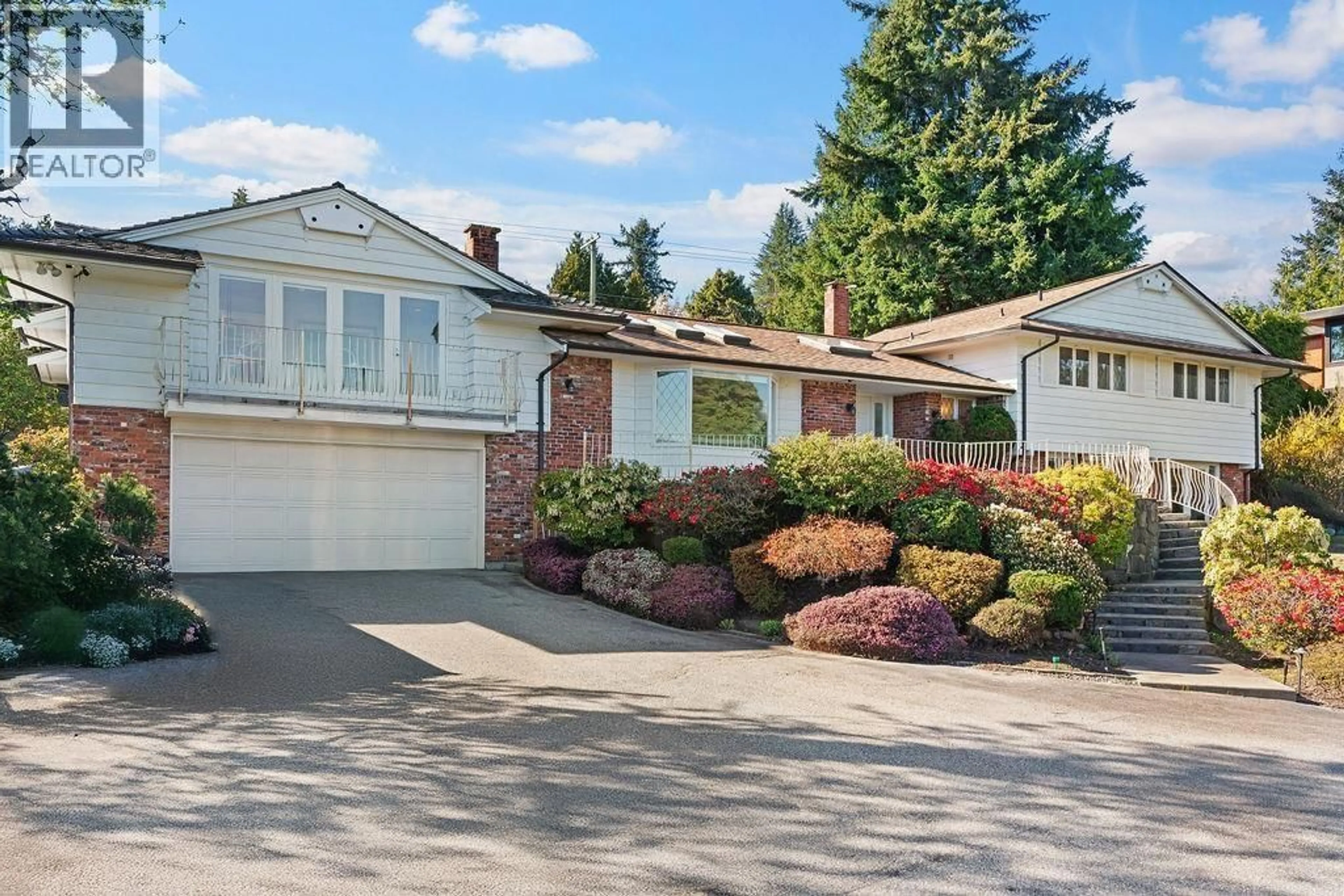 Home with vinyl exterior material, street for 685 KING GEORGES WAY, West Vancouver British Columbia V7S1S2