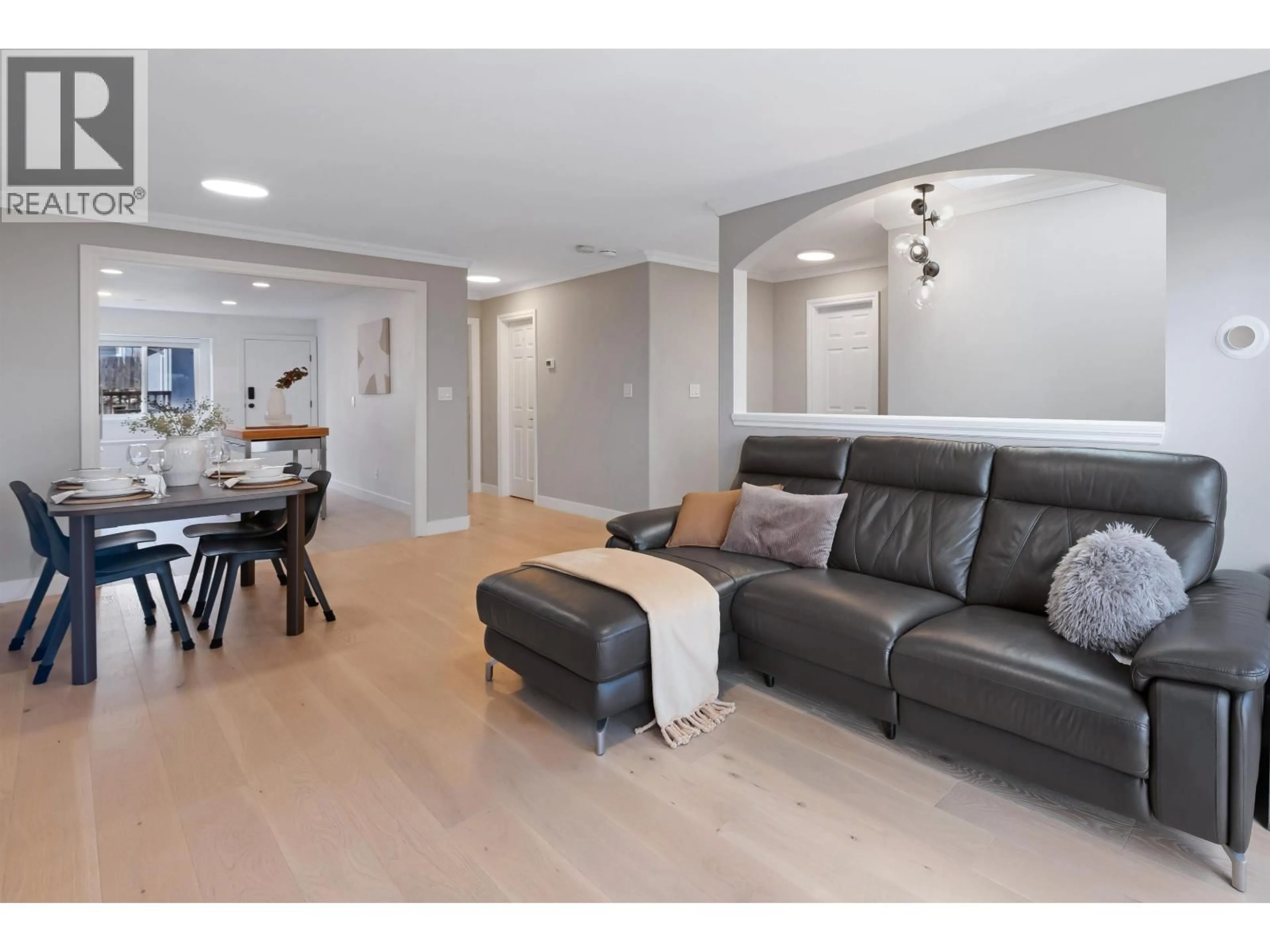 Living room with furniture, unknown for 65 ELLESMERE AVENUE, Burnaby British Columbia V5B3S5