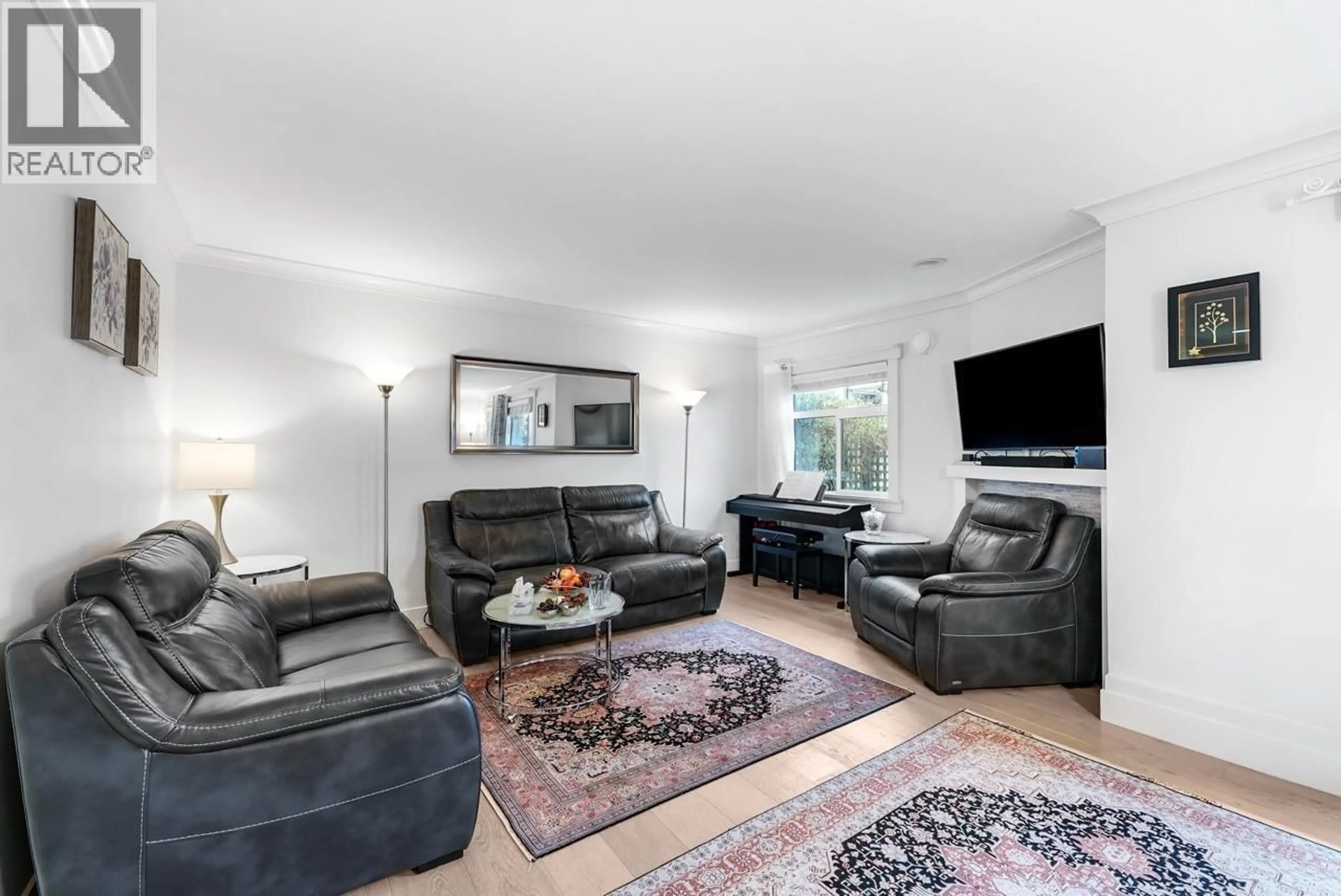 Living room with furniture, unknown for 38 - 889 TOBRUCK AVENUE, North Vancouver British Columbia V7P1V9