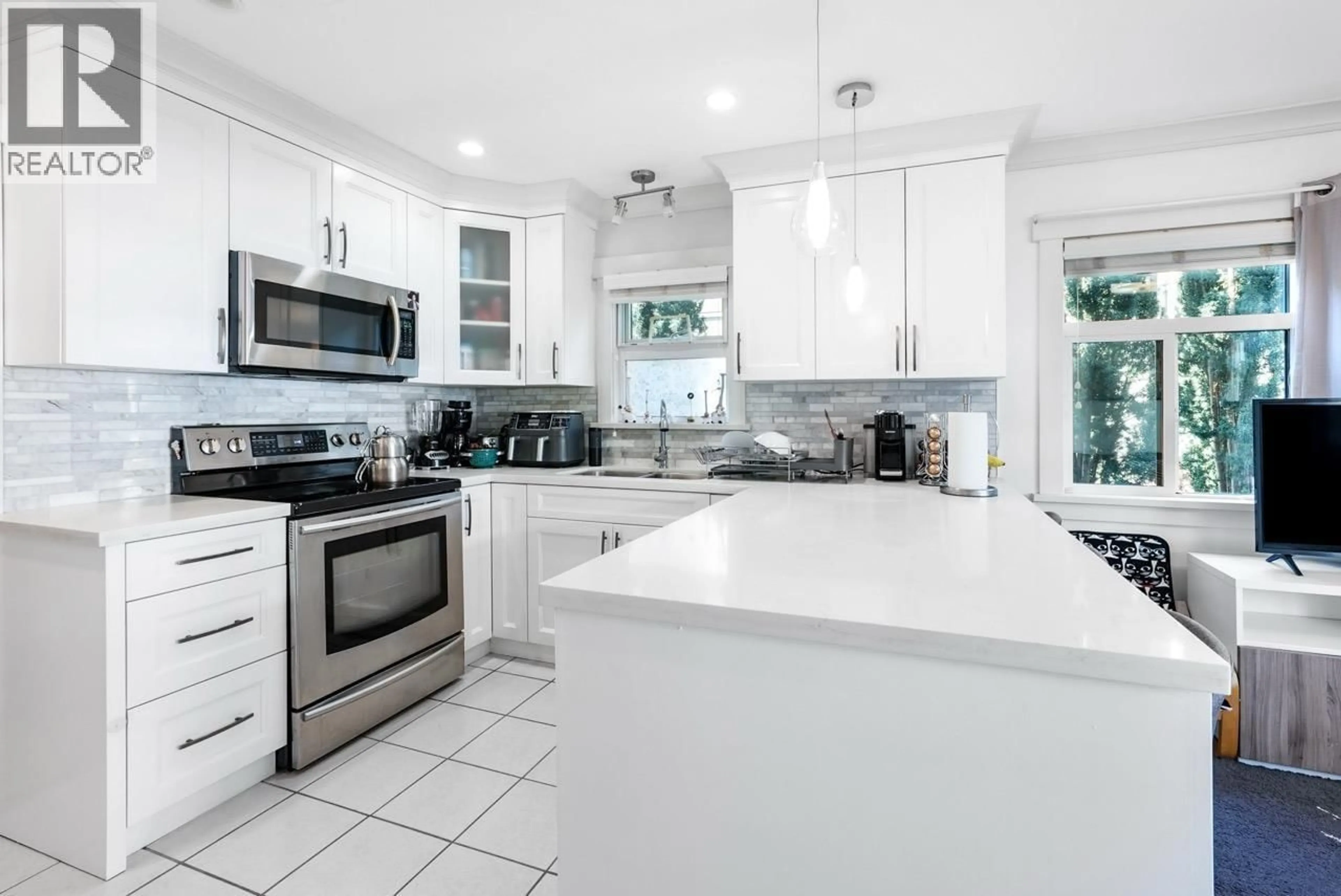 Open concept kitchen, ceramic/tile floor for 38 - 889 TOBRUCK AVENUE, North Vancouver British Columbia V7P1V9