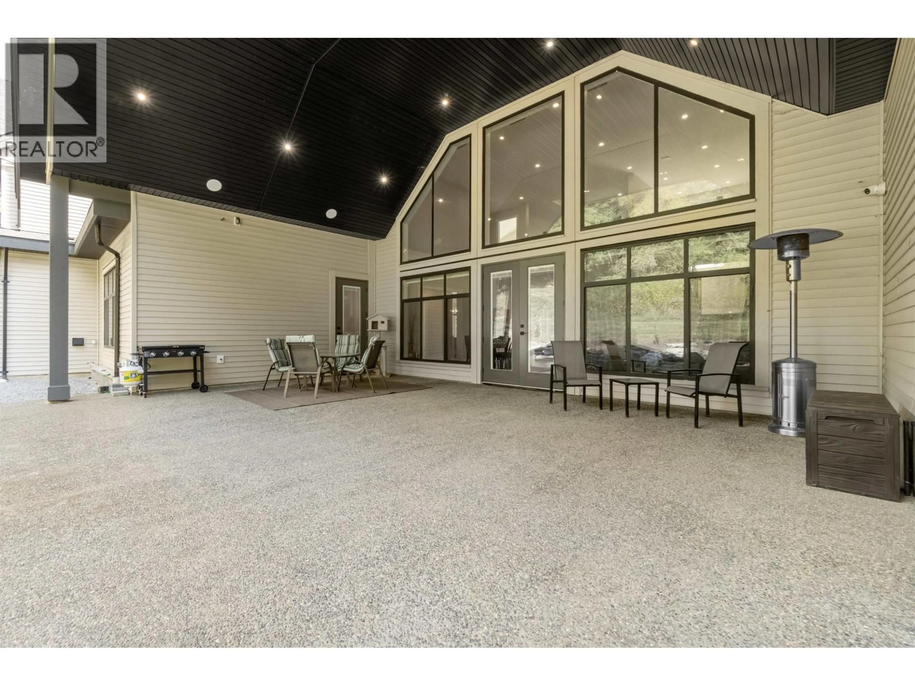 Indoor foyer for 27107 RIVER ROAD, Maple Ridge British Columbia V2W1M4