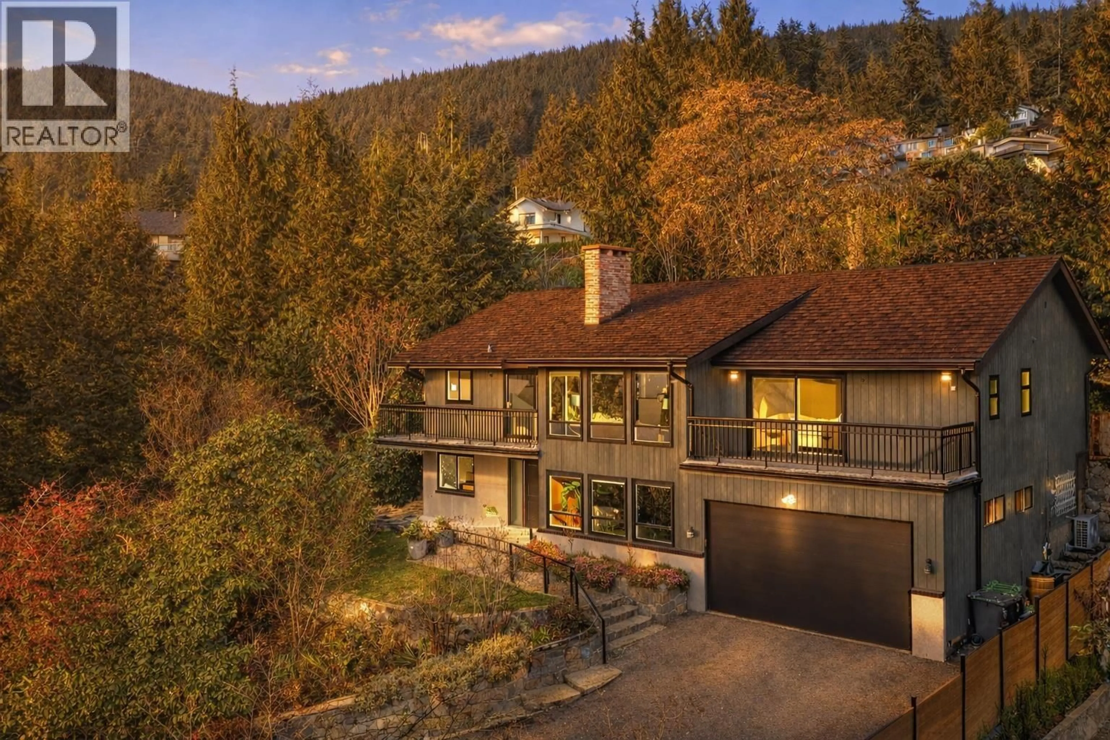 A pic from outside/outdoor area/front of a property/back of a property/a pic from drone, unknown for 284 MONTROYAL BOULEVARD, North Vancouver British Columbia V7N4E5