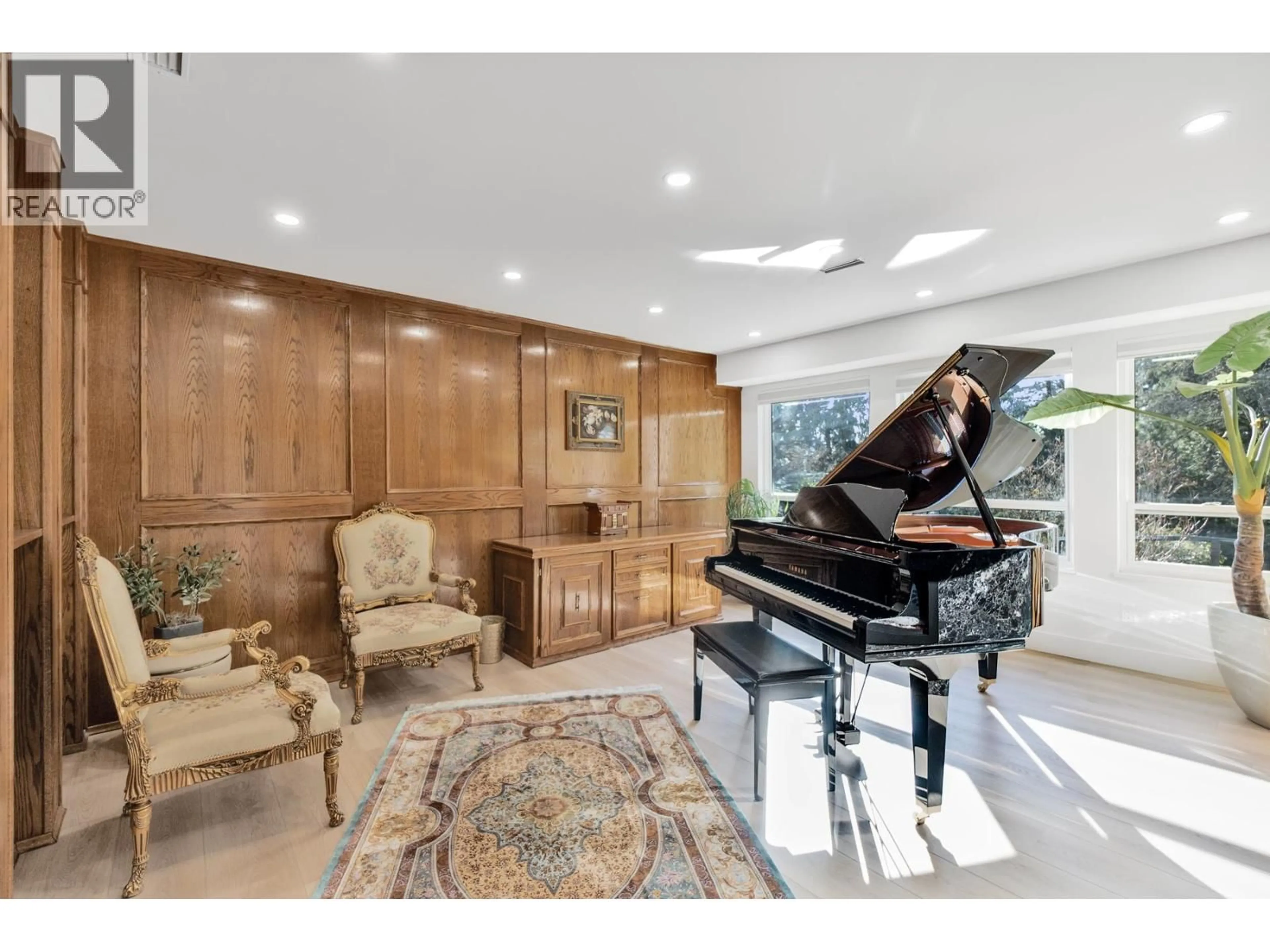 Unknown for 284 MONTROYAL BOULEVARD, North Vancouver British Columbia V7N4E5