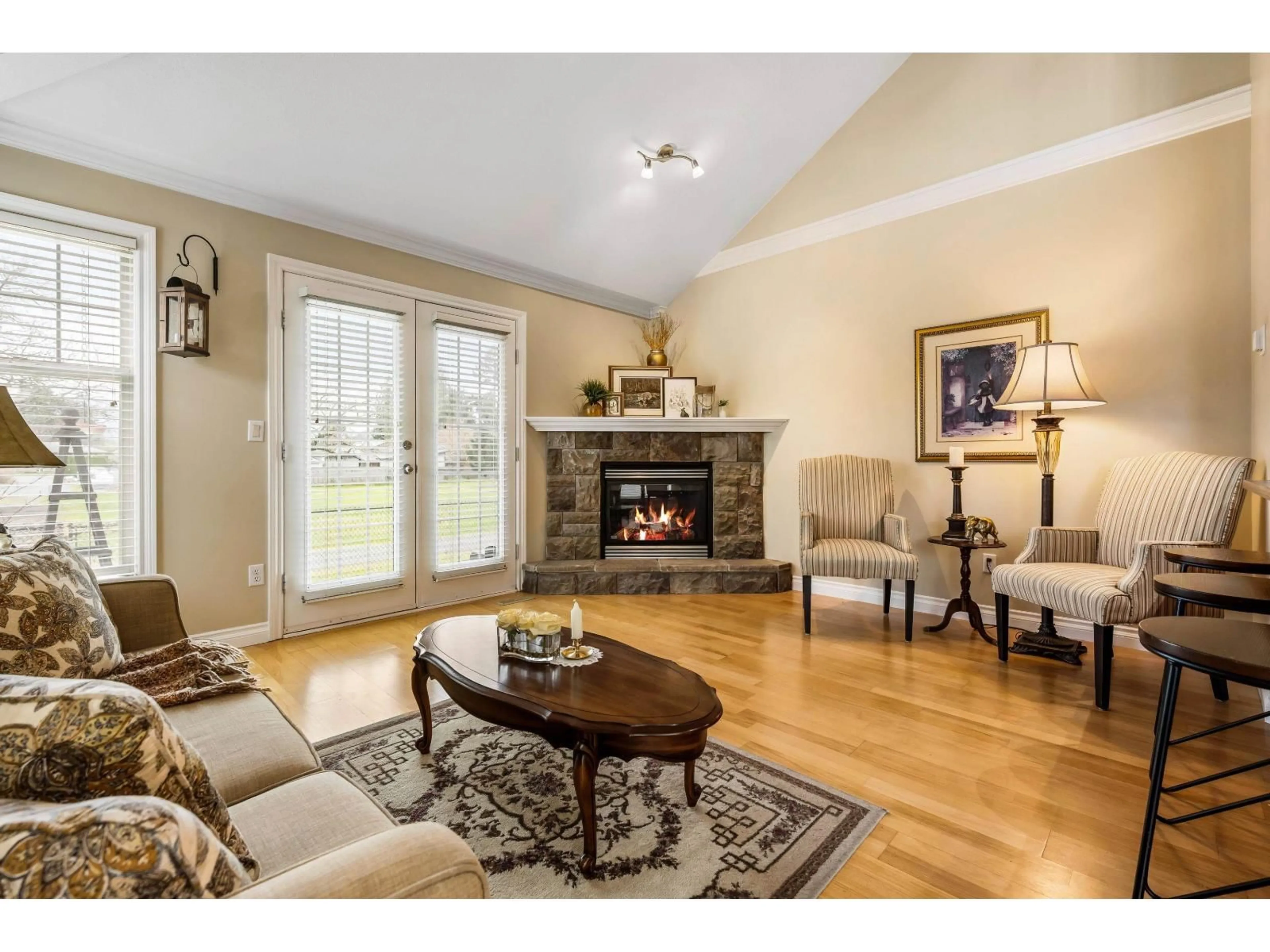 Living room with furniture, wood/laminate floor for 7 - 46150 RIVERSIDE DRIVE, Chilliwack British Columbia V2P3K9