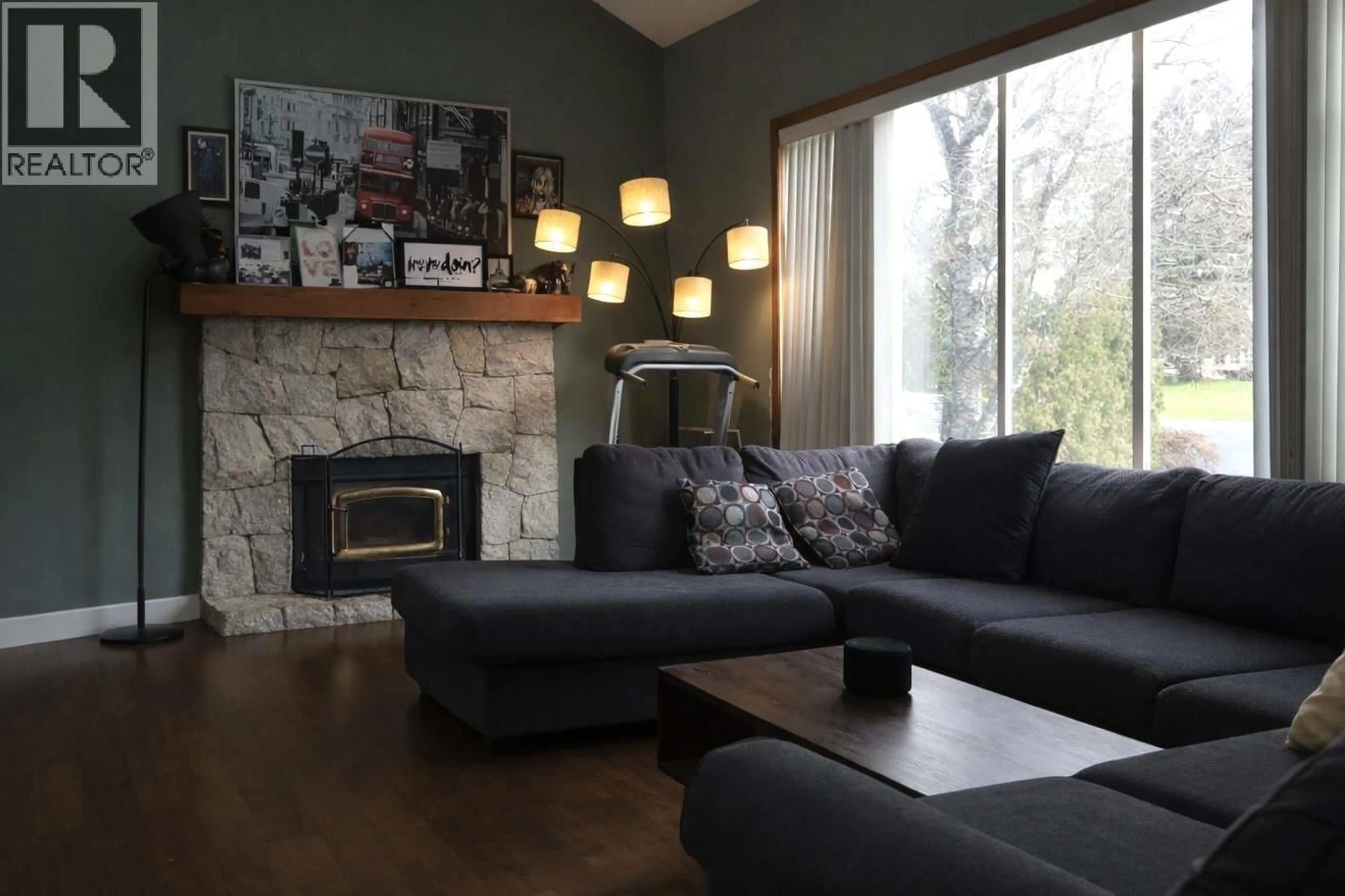 Living room with furniture, wood/laminate floor for 1009 CYPRESS PLACE, Squamish British Columbia V0N1H0