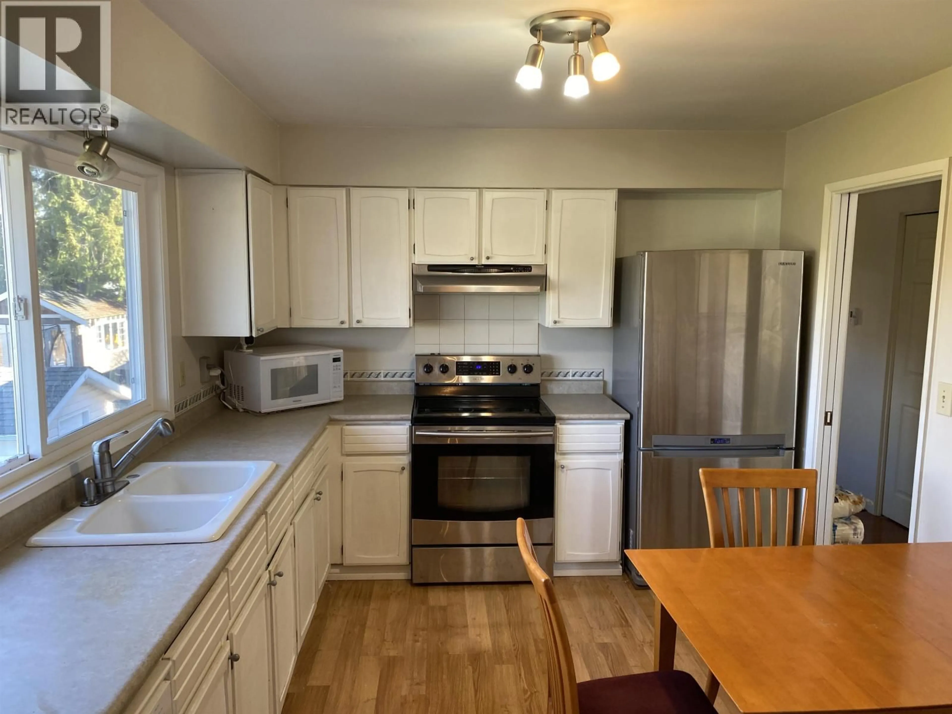 Standard kitchen, wood/laminate floor for 5373 MAPLE CRESCENT, Delta British Columbia V4K1G1