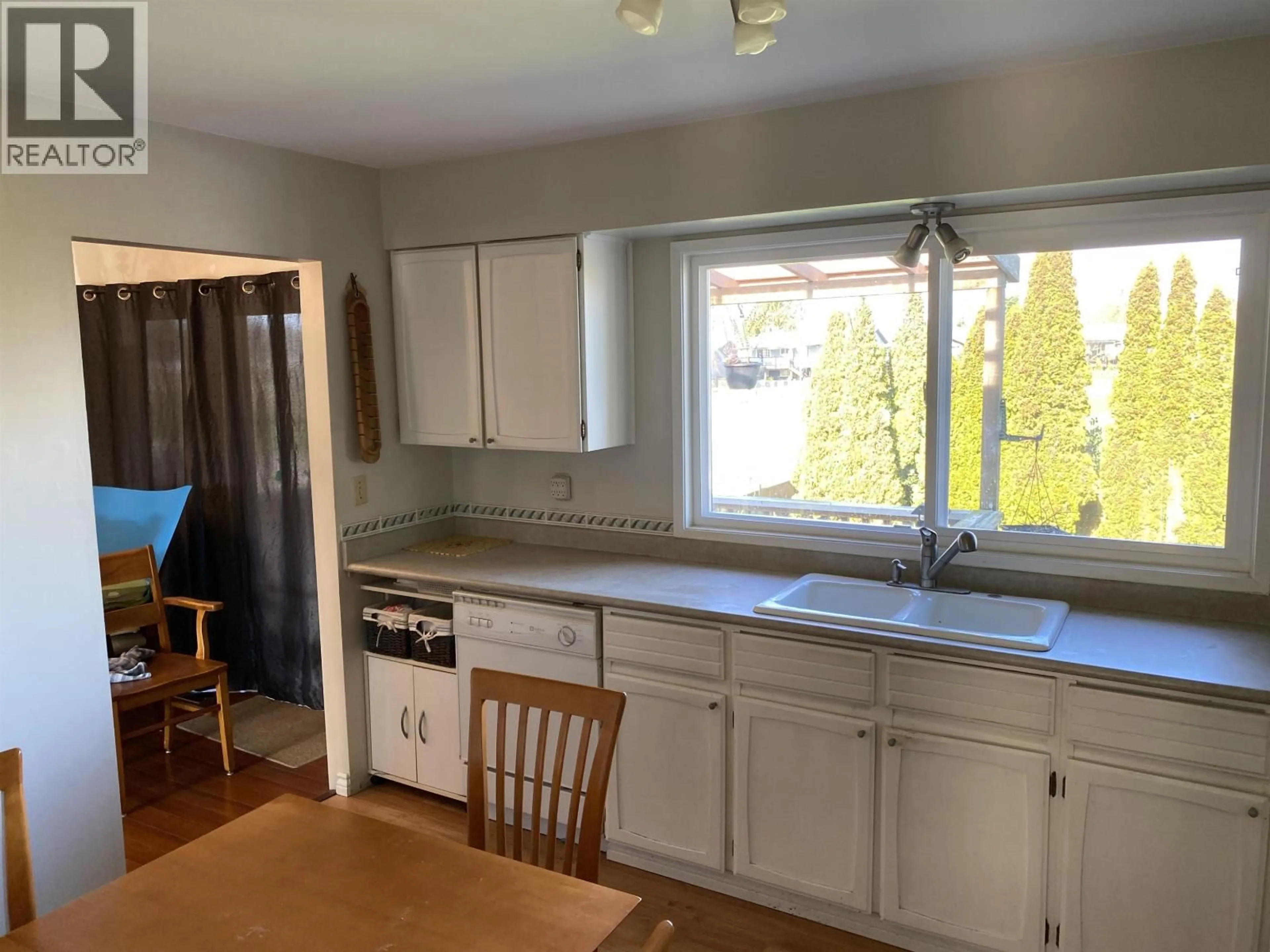 Standard kitchen, unknown for 5373 MAPLE CRESCENT, Delta British Columbia V4K1G1