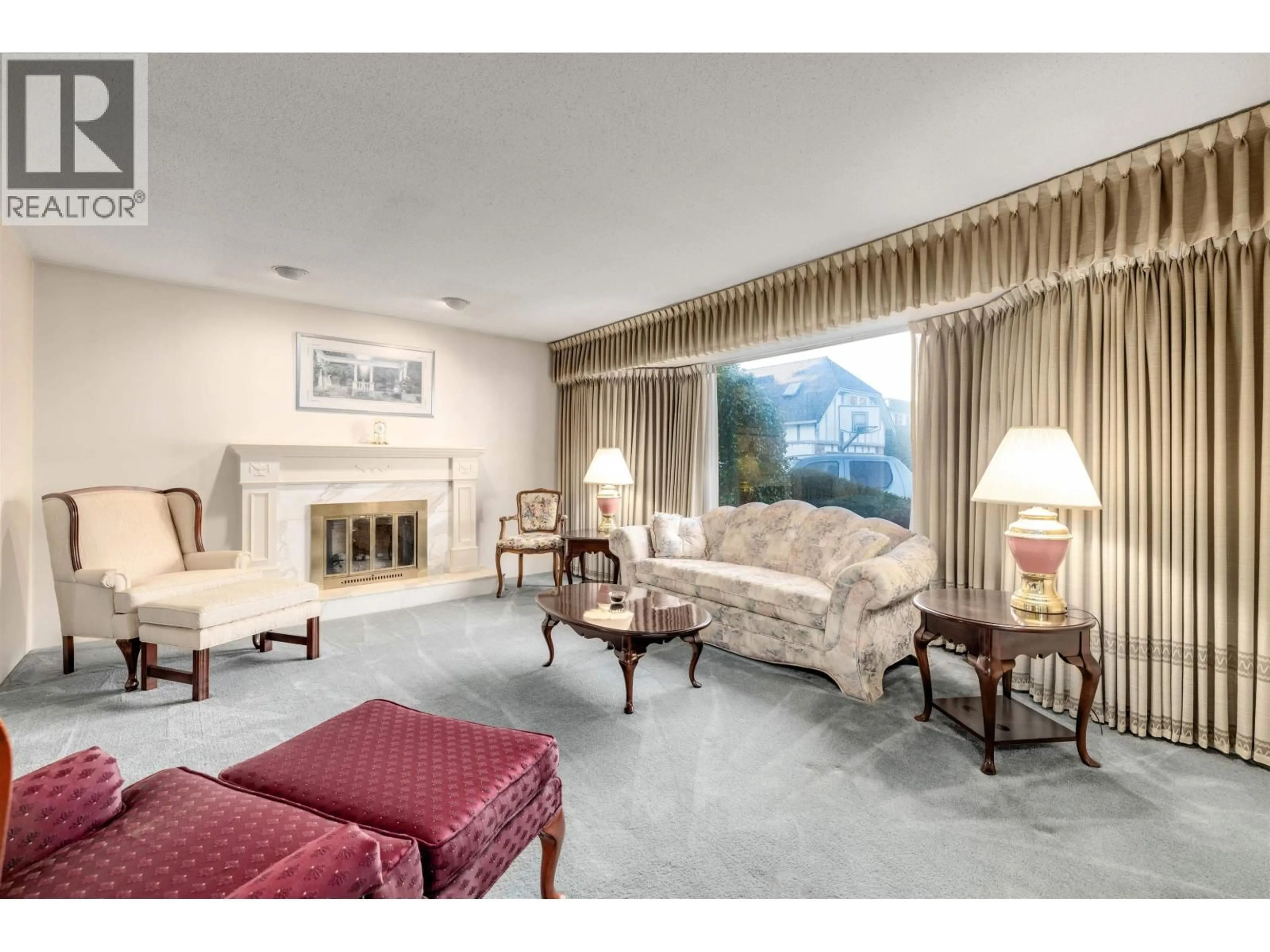Living room with furniture, carpet floor for 10740 AGASSIZ COURT, Richmond British Columbia V7A4K2