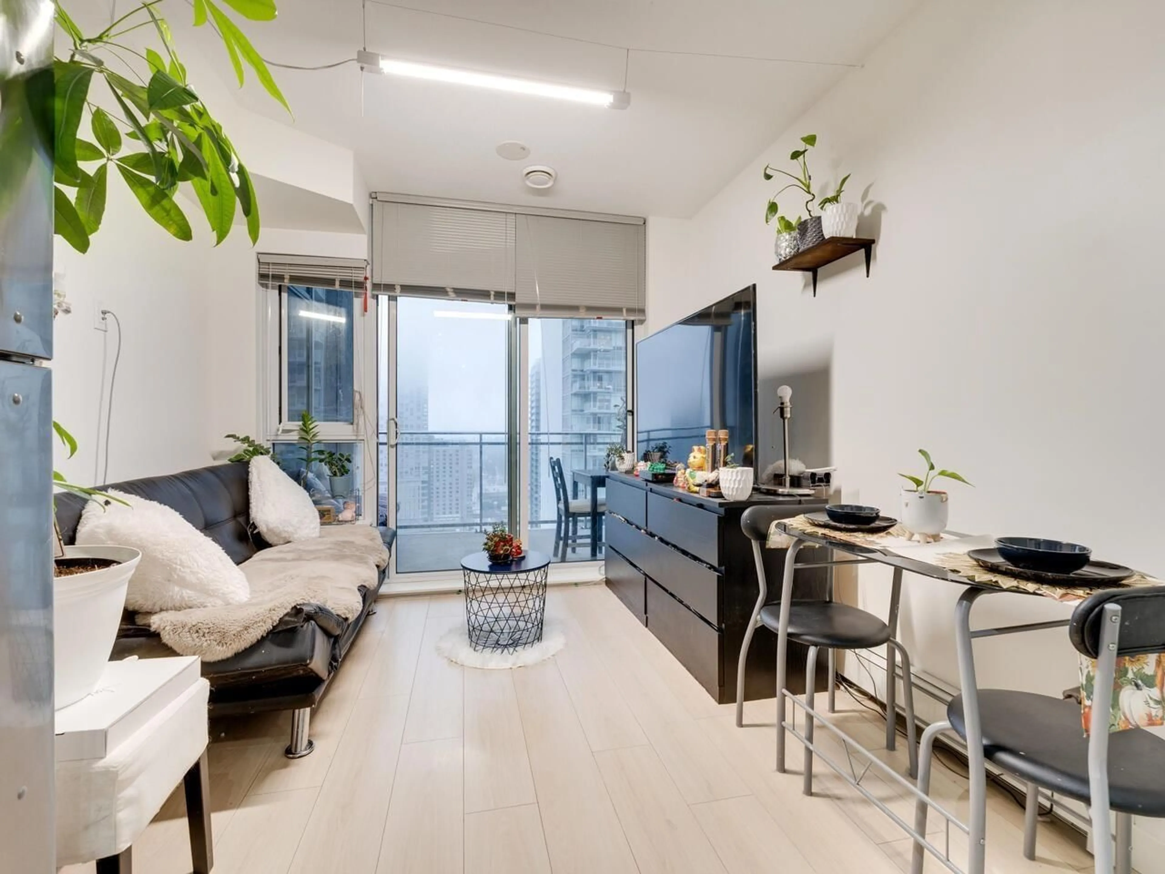 Living room with furniture, unknown for 2311 - 13308 CENTRAL AVENUE, Surrey British Columbia V3T0M4