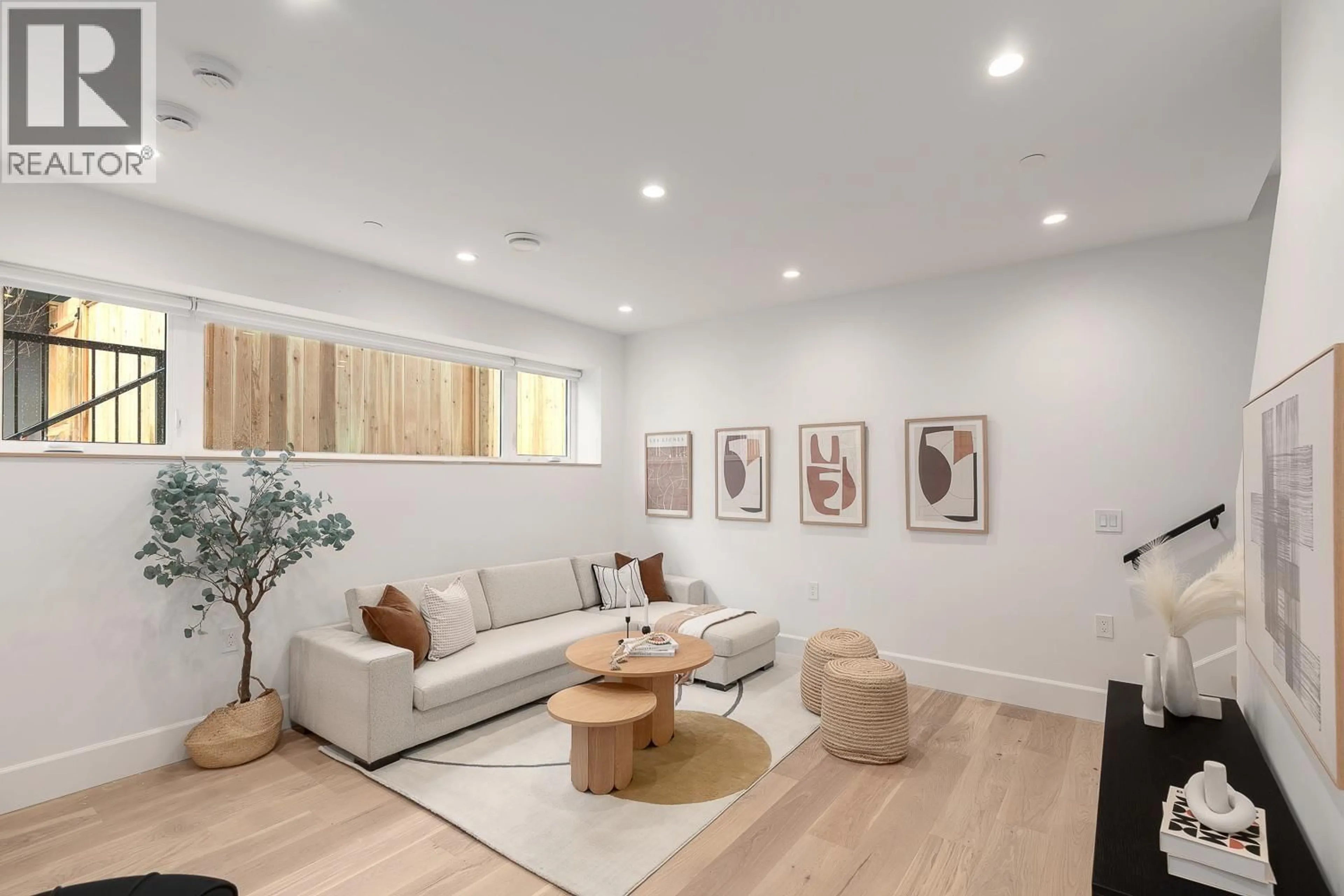 Living room with furniture, wood/laminate floor for 851 19TH AVENUE, Vancouver British Columbia V5V1K6