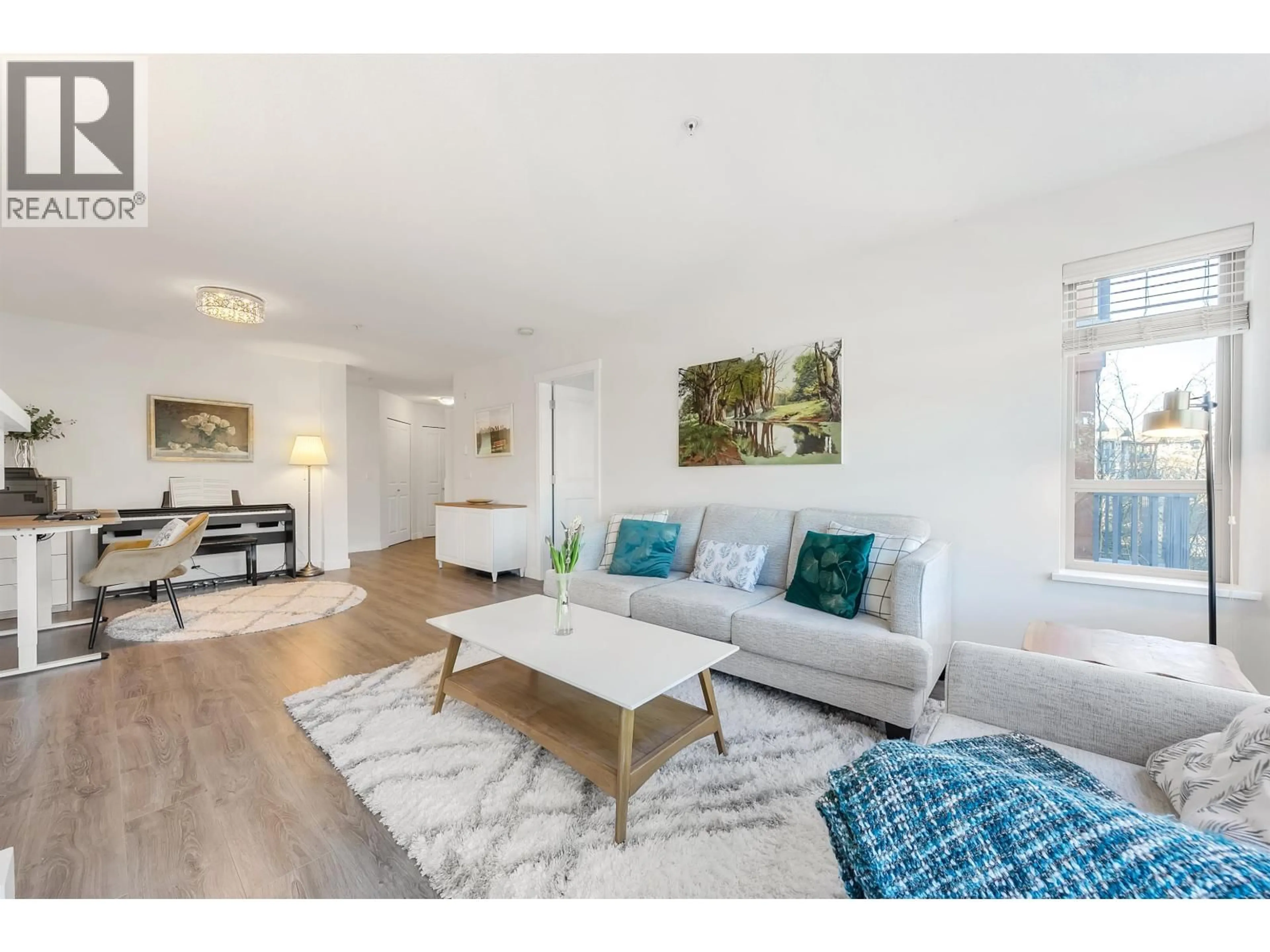 Living room with furniture, wood/laminate floor for 401 - 3132 DAYANEE SPRINGS BOULEVARD, Coquitlam British Columbia V3E0B5