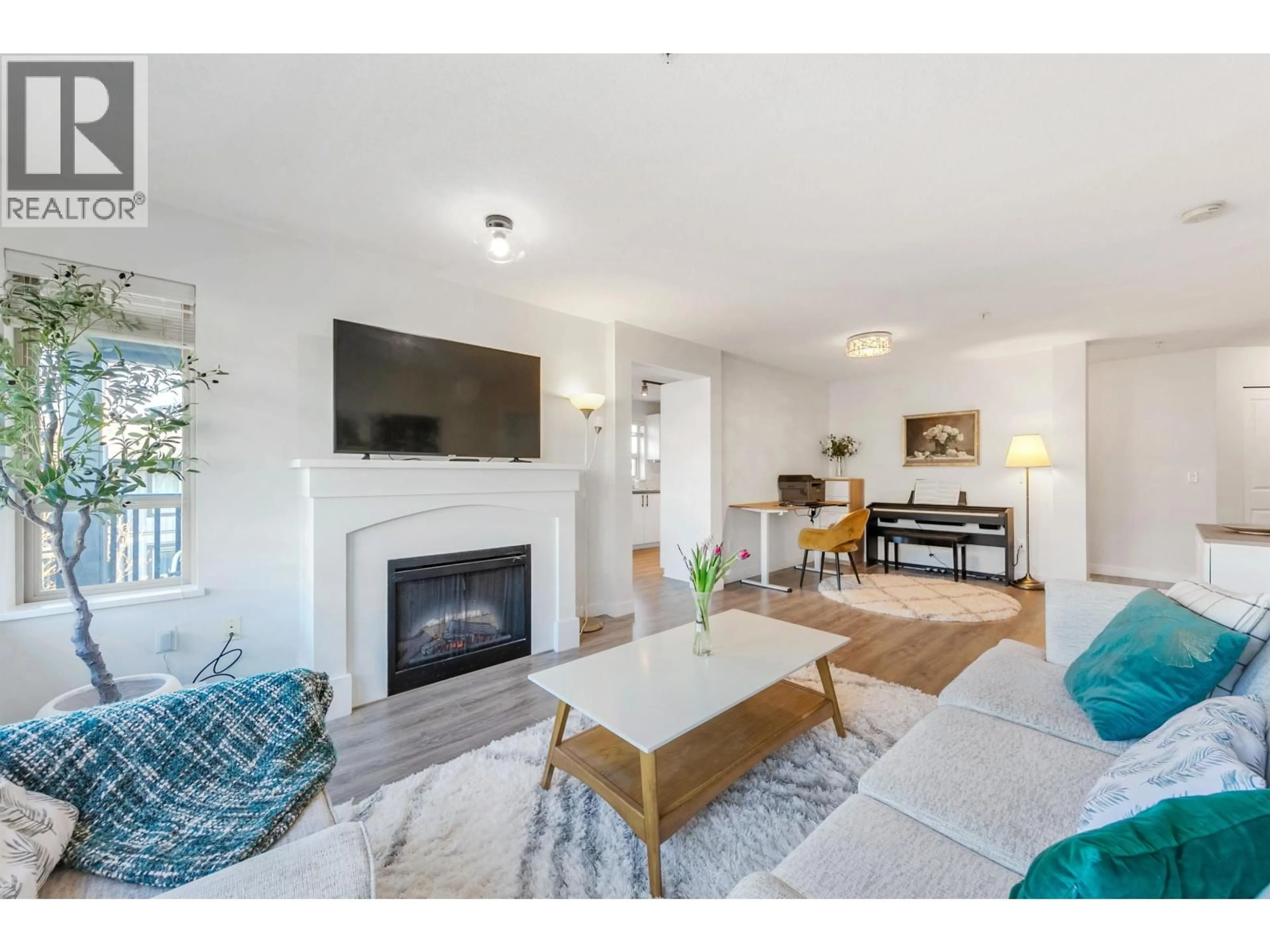 Living room with furniture, unknown for 401 - 3132 DAYANEE SPRINGS BOULEVARD, Coquitlam British Columbia V3E0B5