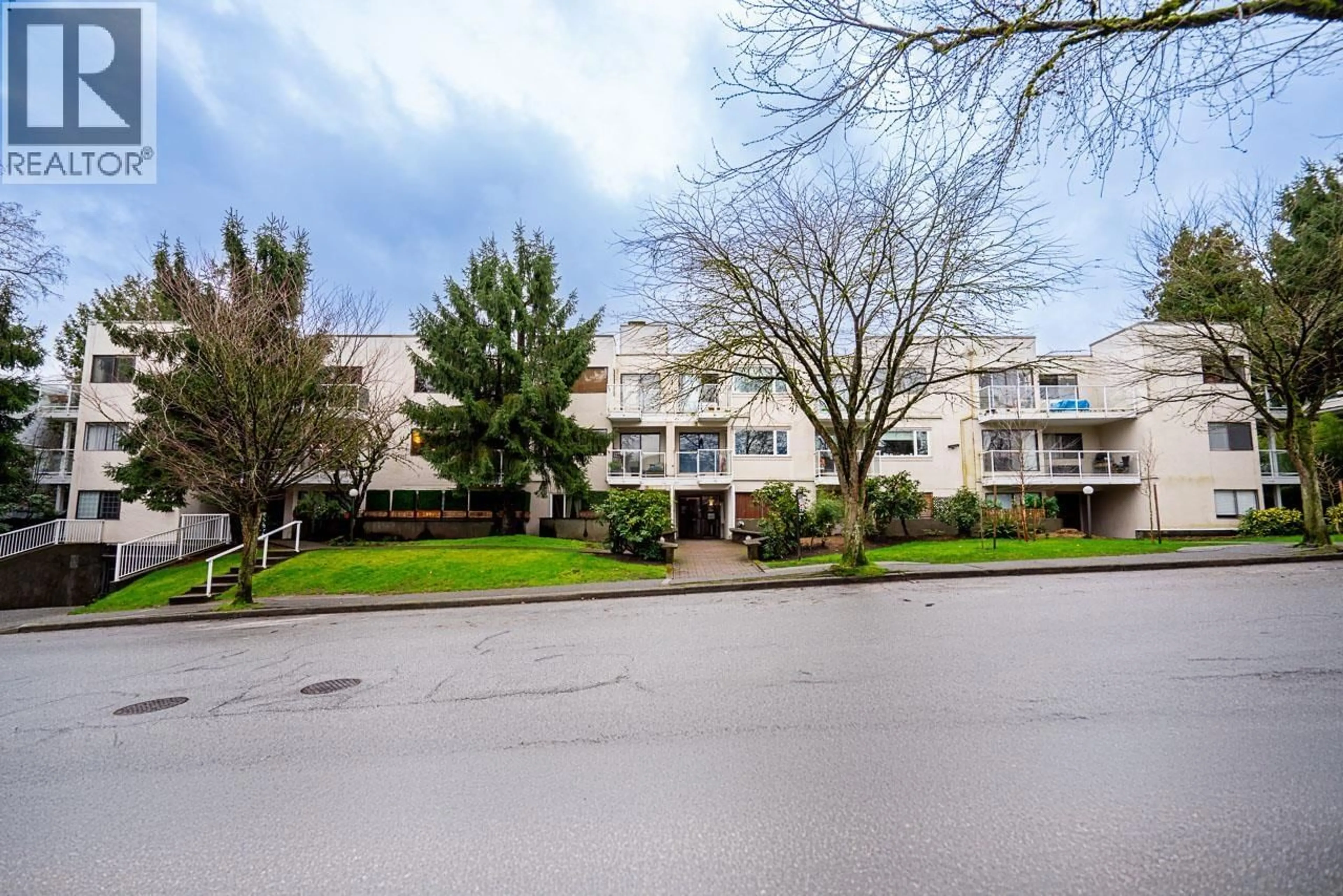 A pic from outside/outdoor area/front of a property/back of a property/a pic from drone, unknown for 318 - 830 7TH AVENUE, Vancouver British Columbia V5T4J2