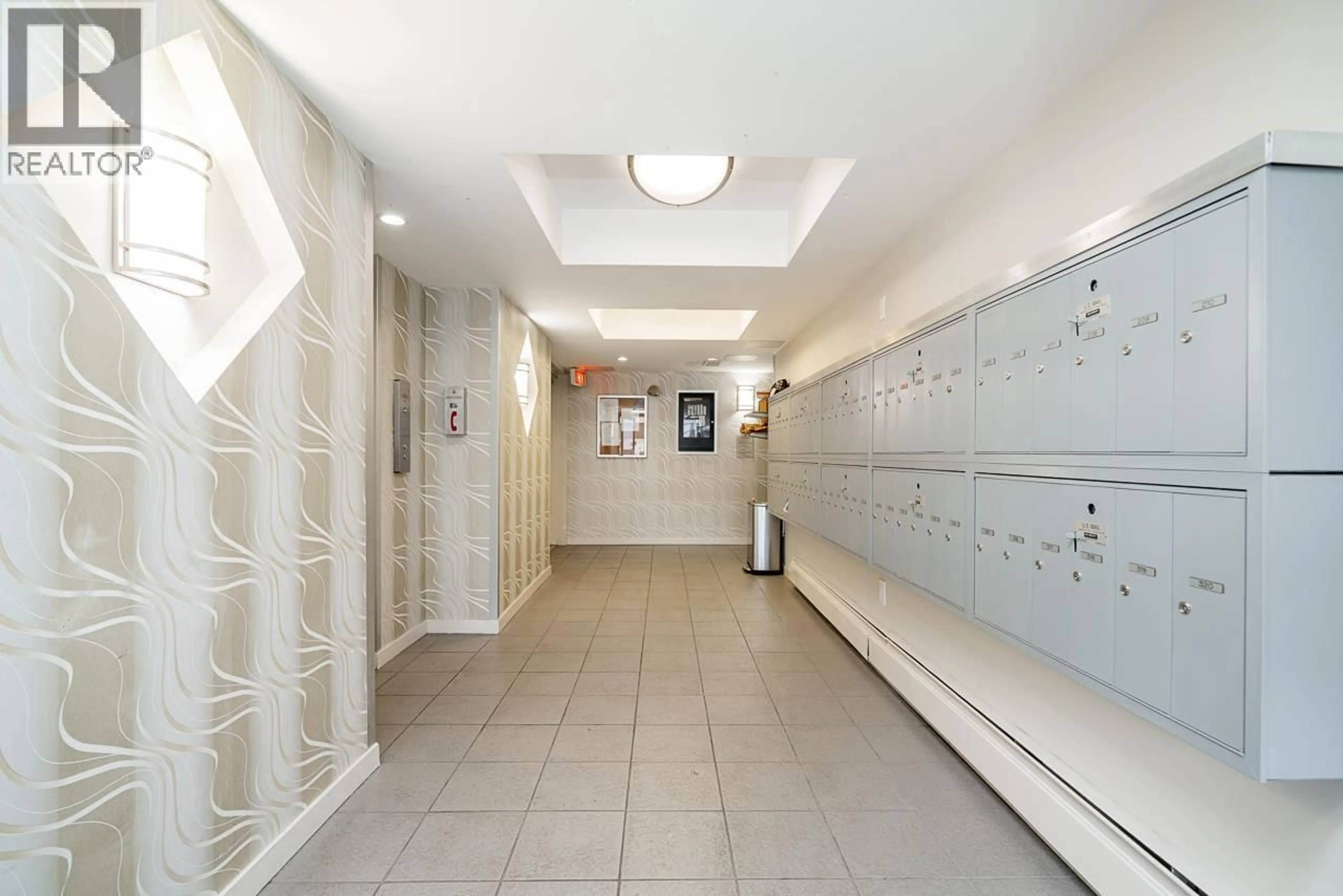 Indoor foyer for 318 - 830 7TH AVENUE, Vancouver British Columbia V5T4J2