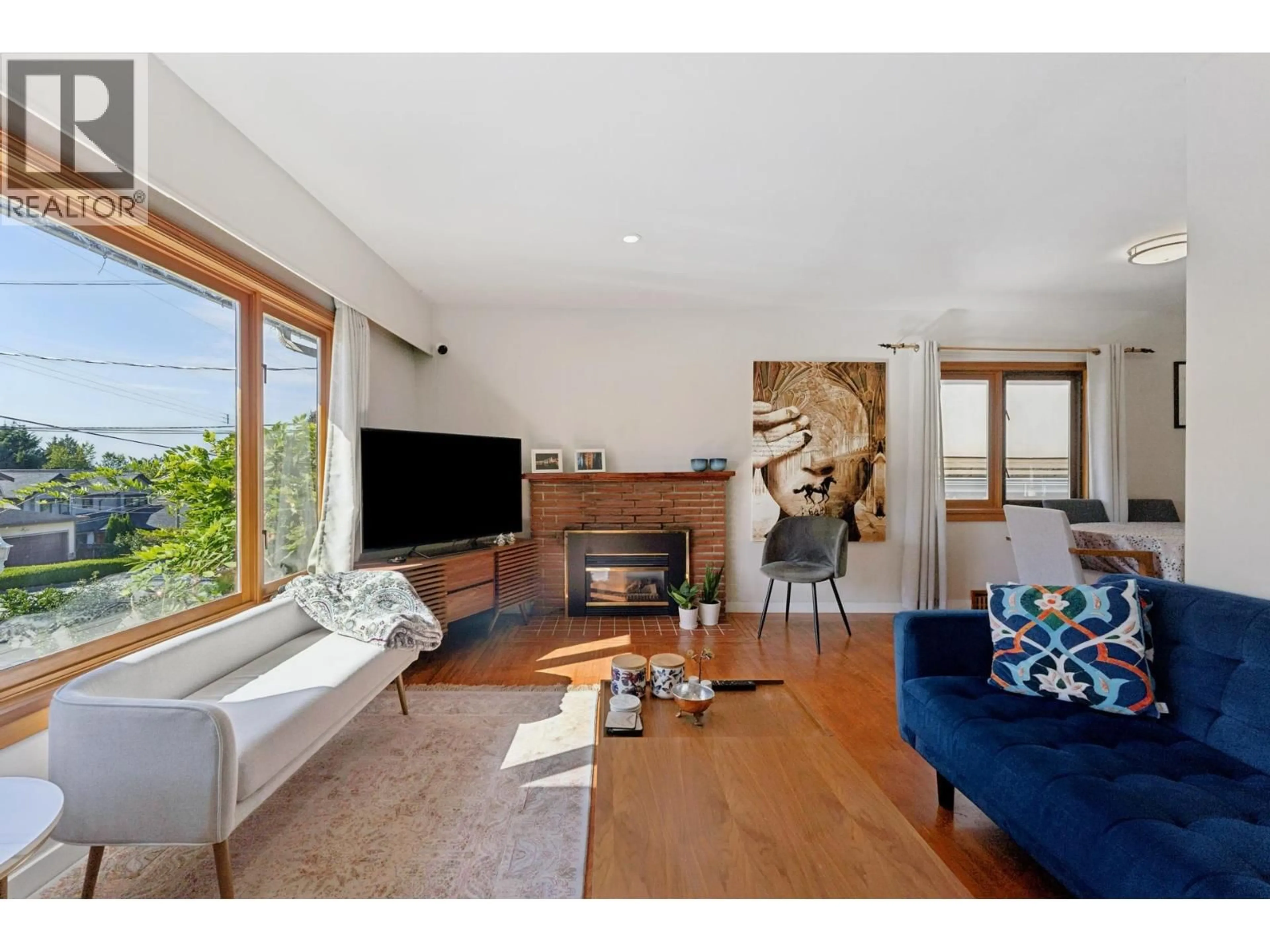 Living room with furniture, wood/laminate floor for 430 KINGS ROAD, North Vancouver British Columbia V7N2M3