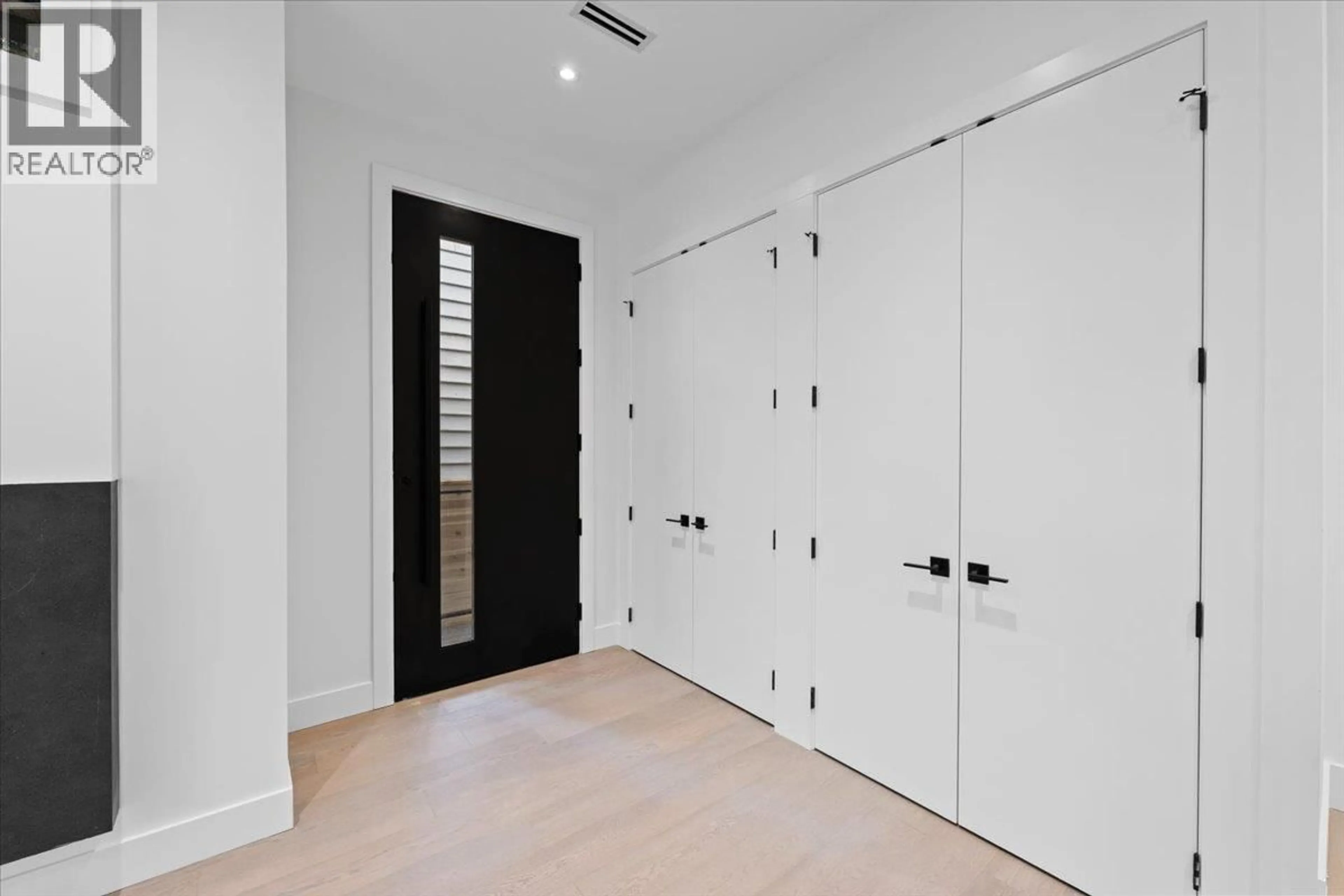 Indoor entryway for 104 - 1518 HATTON AVENUE, Burnaby British Columbia V5A2V1