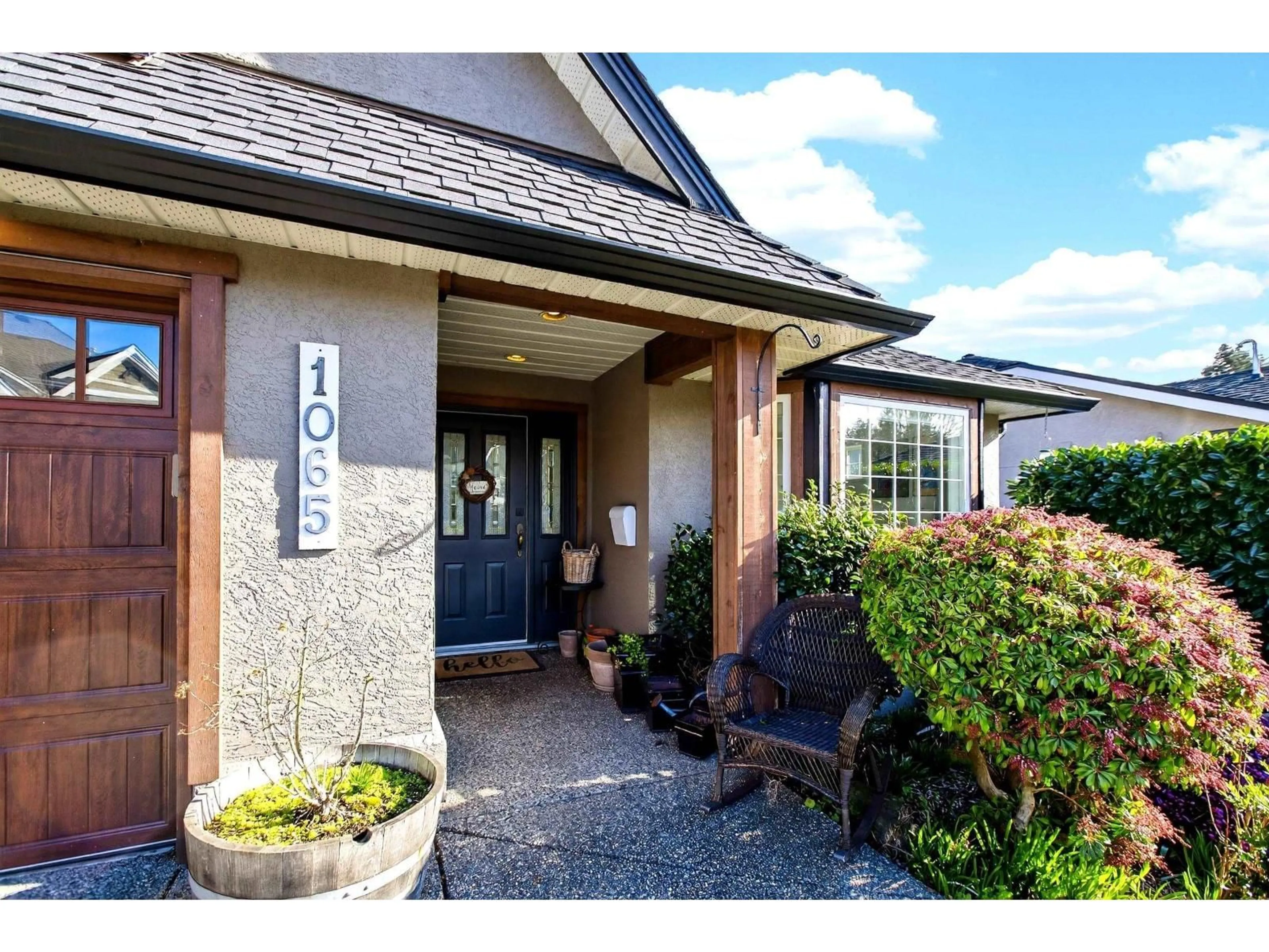 Indoor entryway for 1065 KING GEORGE BOULEVARD, Surrey British Columbia V4A9S7