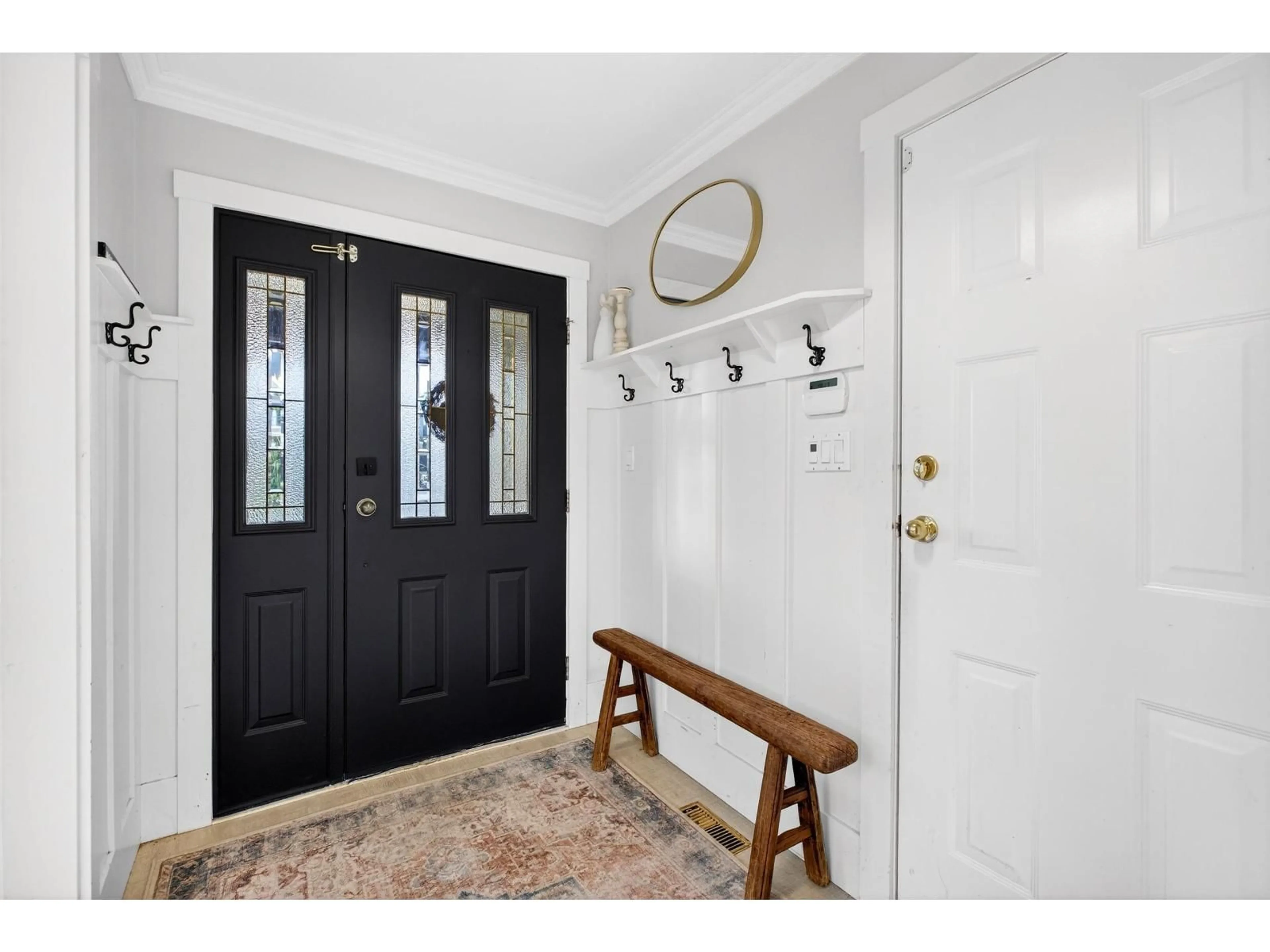 Indoor entryway for 1065 KING GEORGE BOULEVARD, Surrey British Columbia V4A9S7