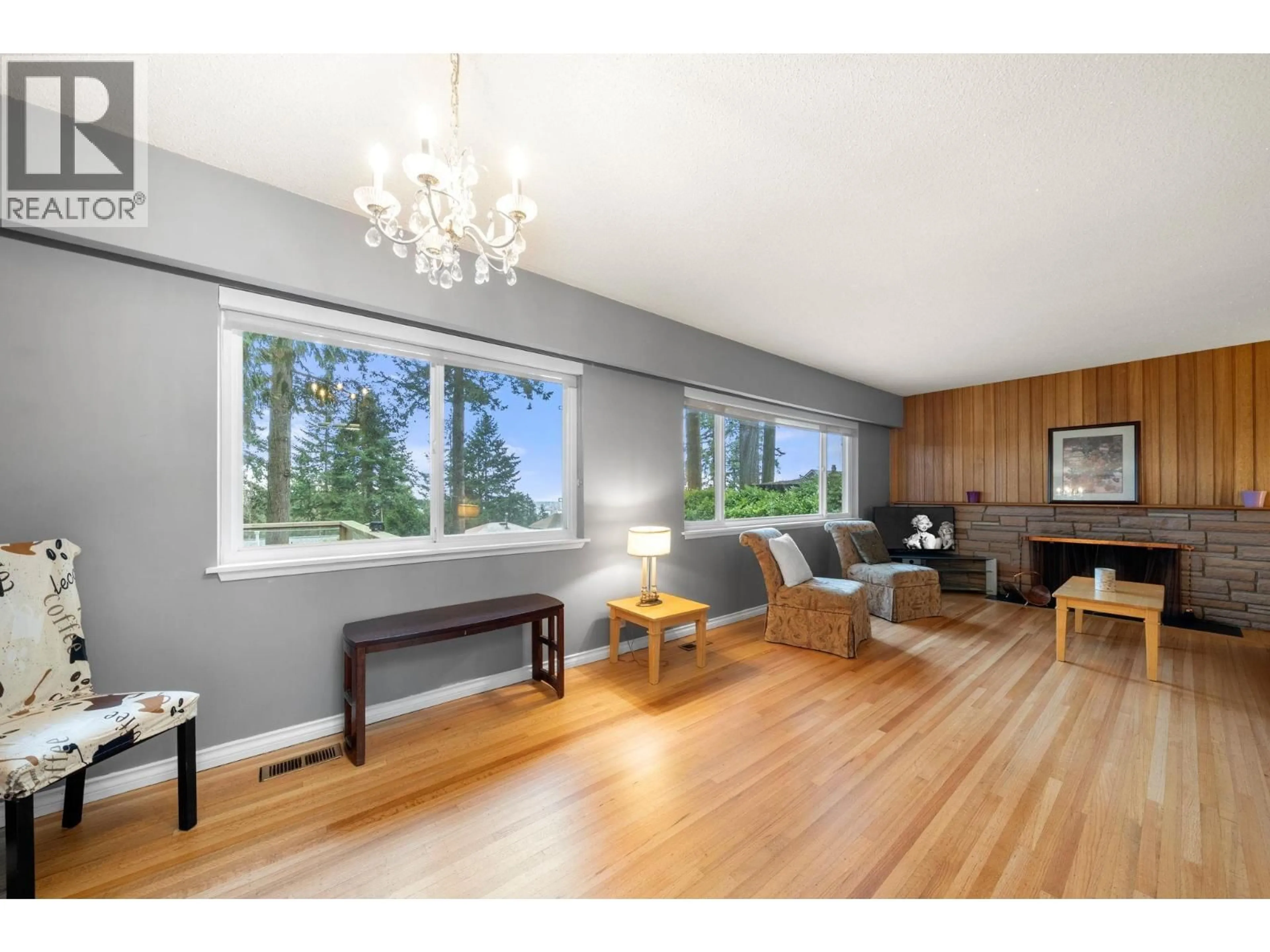 Living room with furniture, wood/laminate floor for 479 29TH STREET, North Vancouver British Columbia V7N1E2