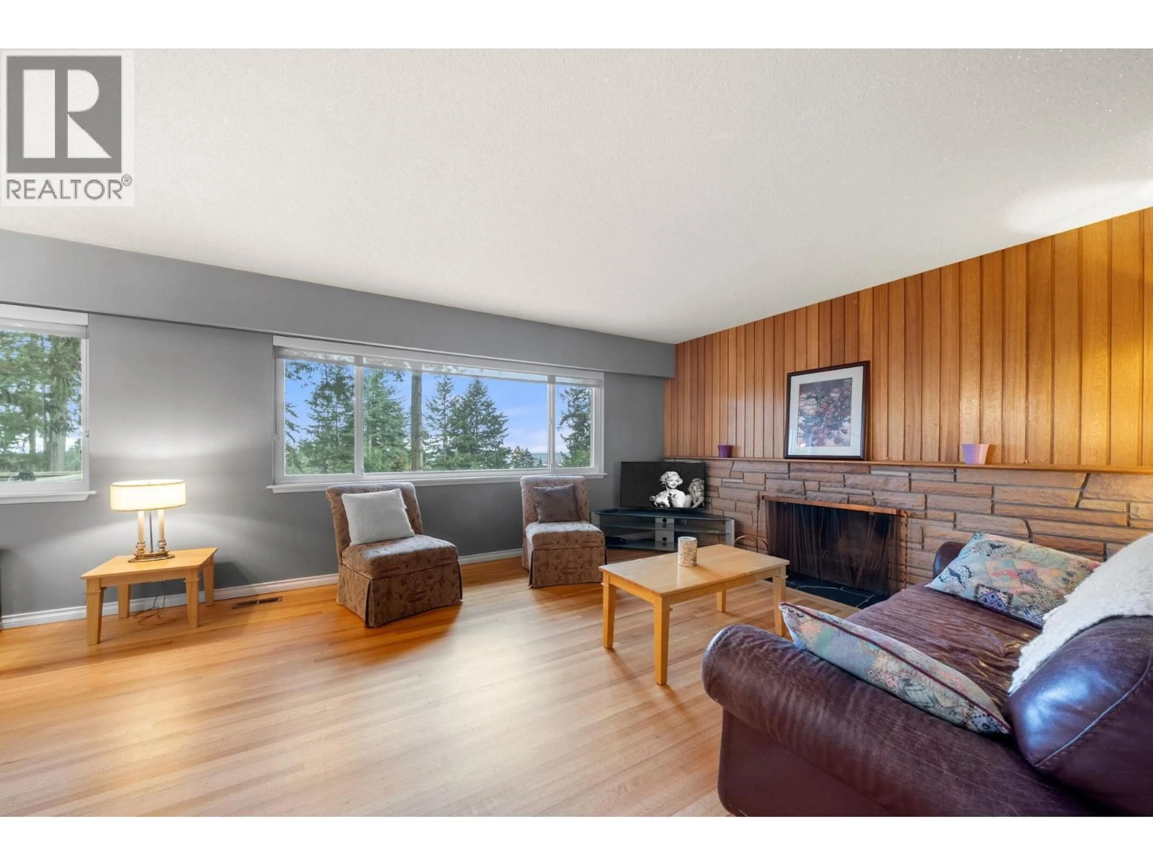 Living room with furniture, wood/laminate floor for 479 29TH STREET, North Vancouver British Columbia V7N1E2