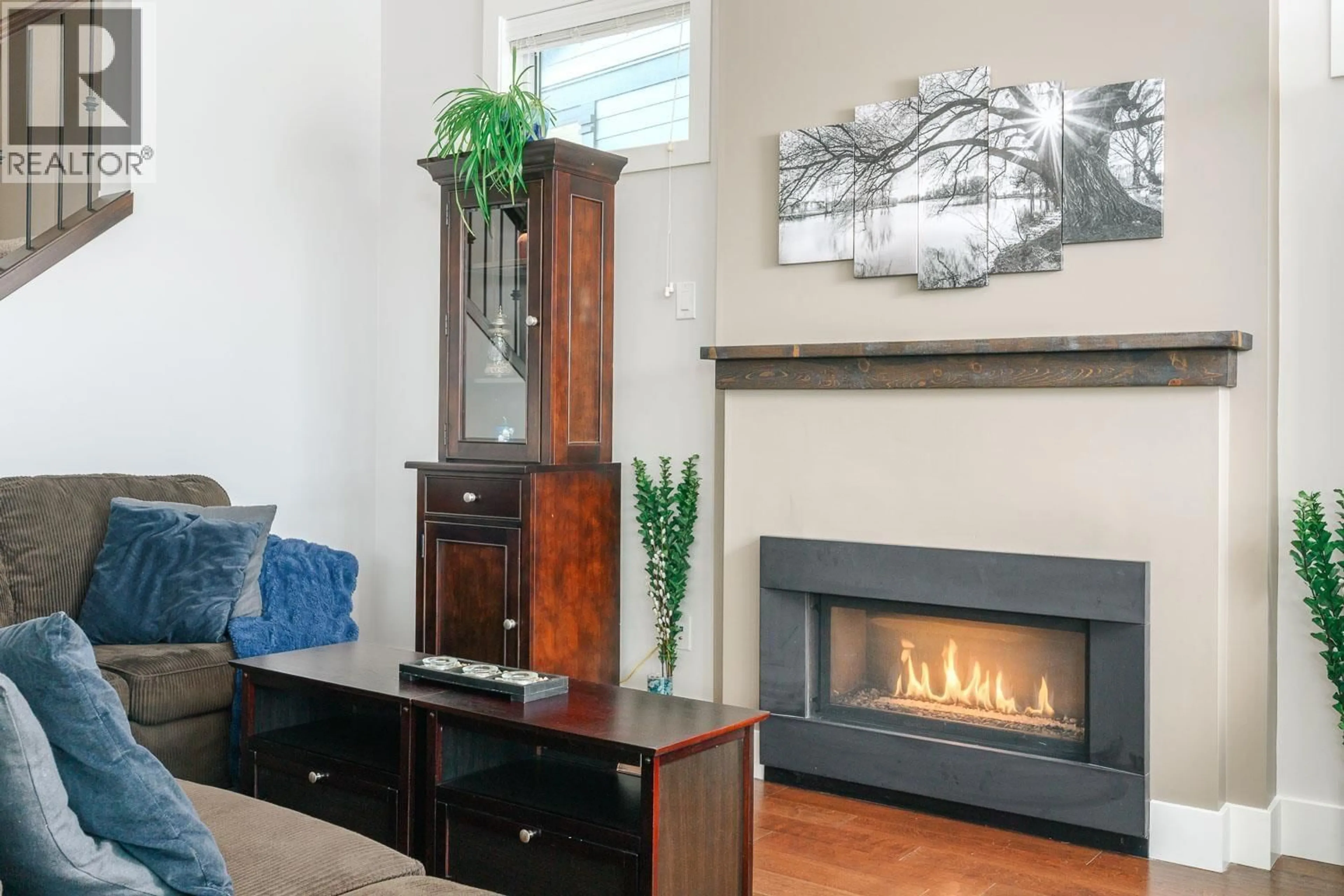 Living room with furniture, wood/laminate floor for 11028 HARRIS DRIVE, Maple Ridge British Columbia V2W1Z8