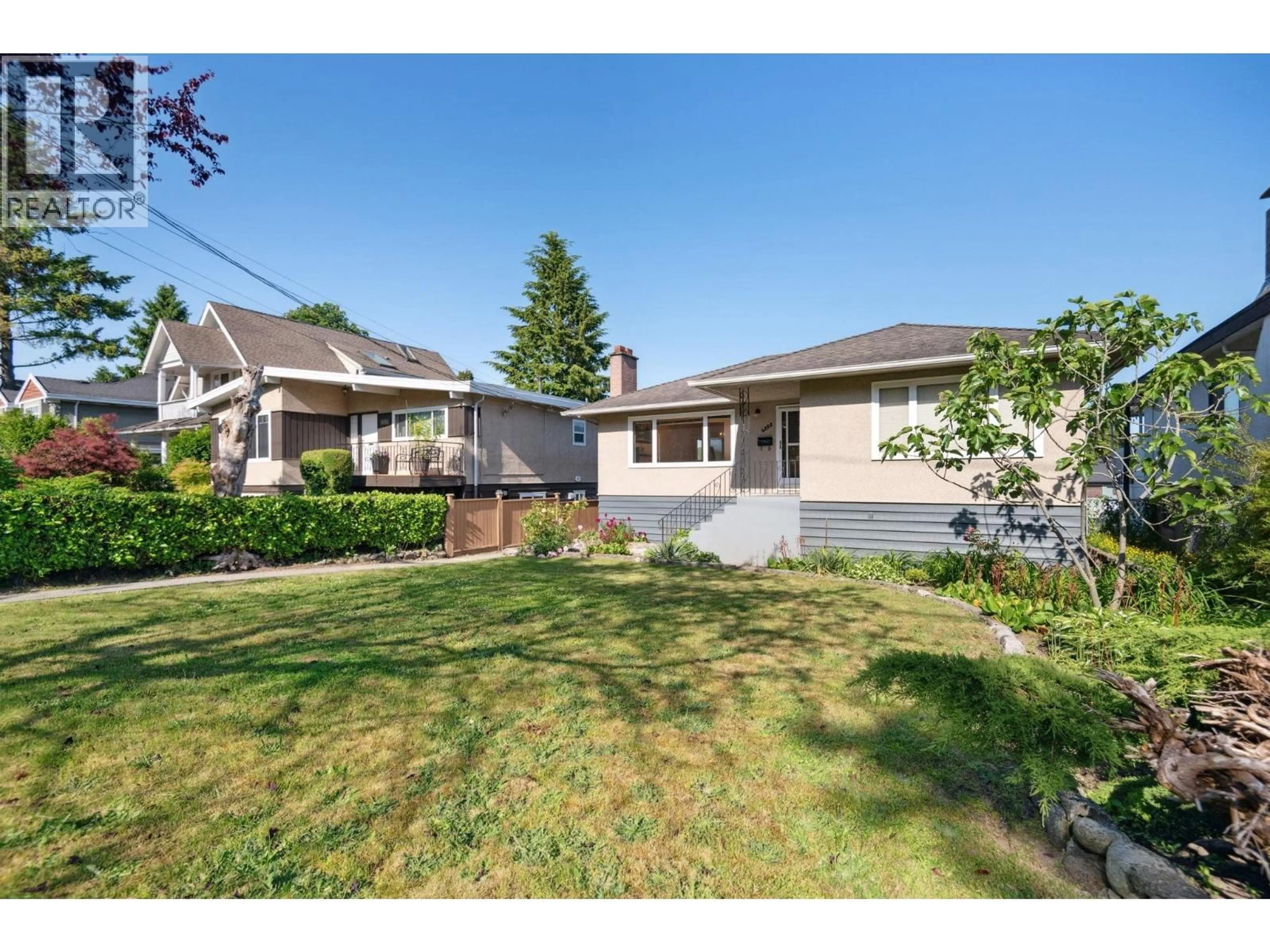 A pic from outside/outdoor area/front of a property/back of a property/a pic from drone, street for 4262 DUMFRIES STREET, Vancouver British Columbia V5N3T2