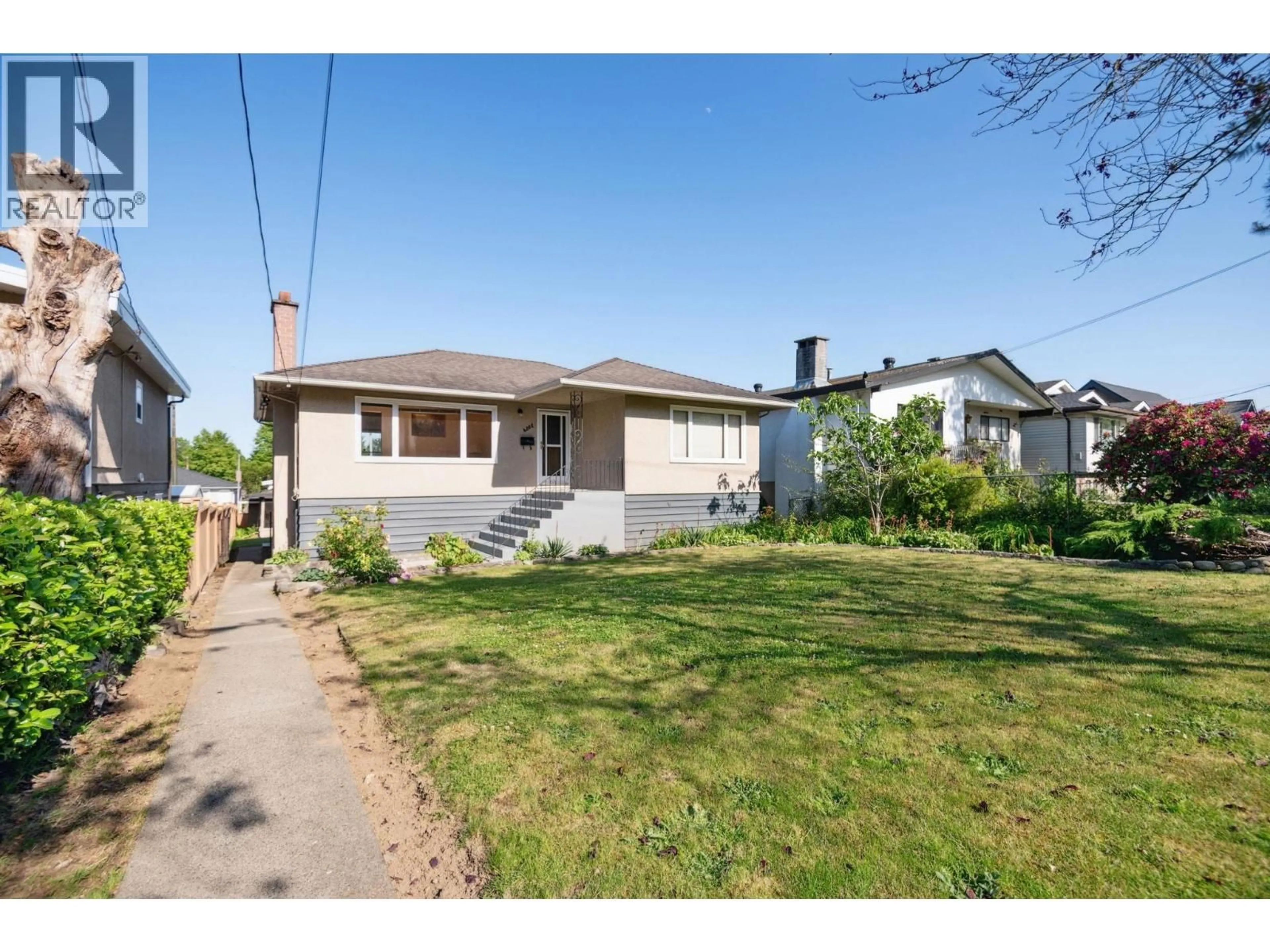A pic from outside/outdoor area/front of a property/back of a property/a pic from drone, street for 4262 DUMFRIES STREET, Vancouver British Columbia V5N3T2