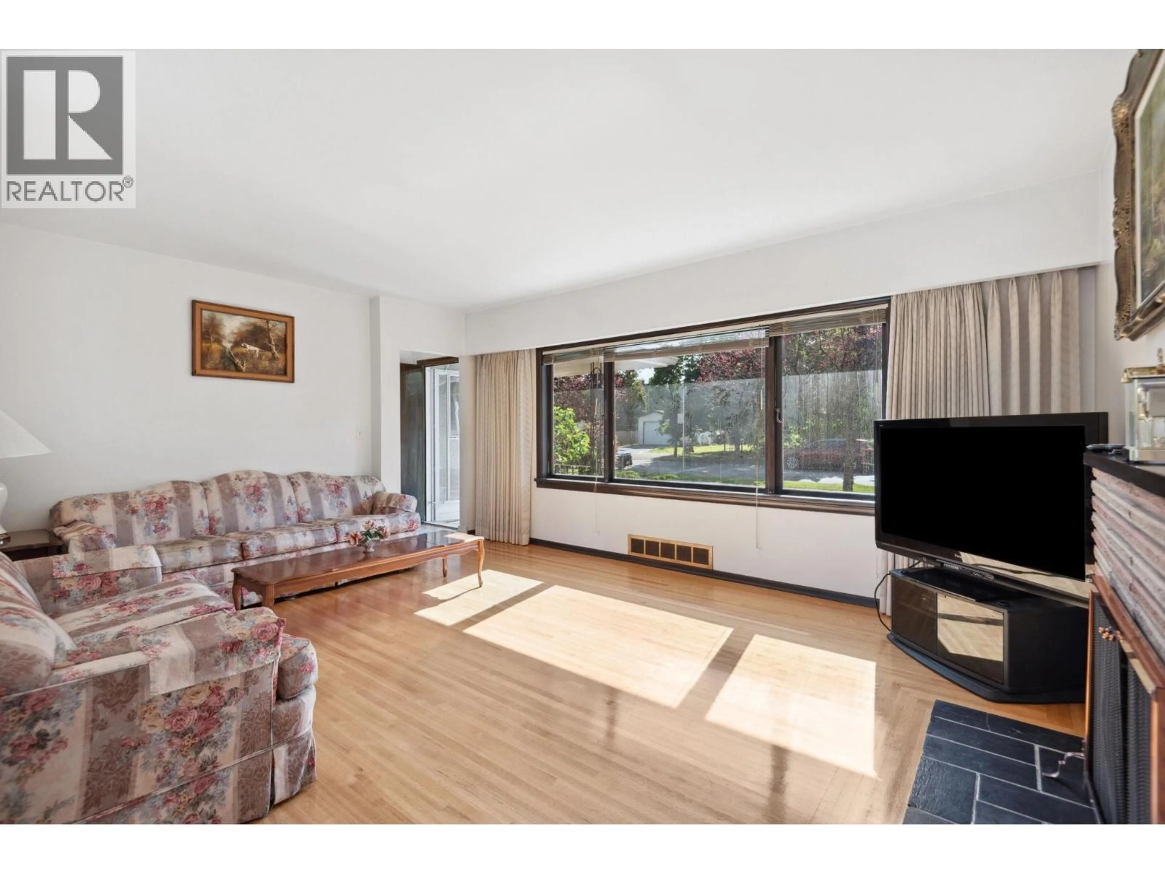 Living room with furniture, unknown for 4262 DUMFRIES STREET, Vancouver British Columbia V5N3T2