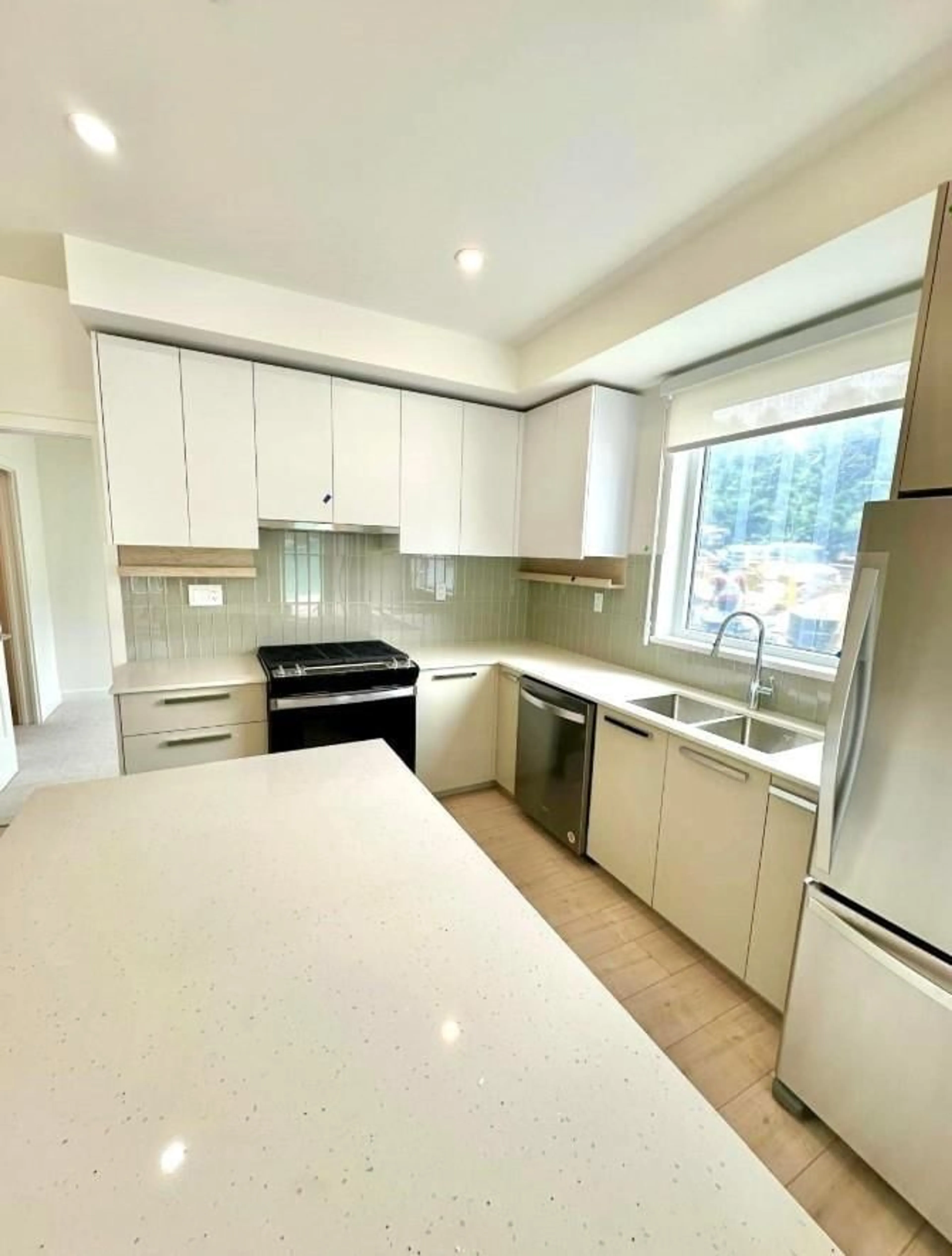 Open concept kitchen, ceramic/tile floor for 105 - 13788 76 AVENUE, Surrey British Columbia V3W2T3