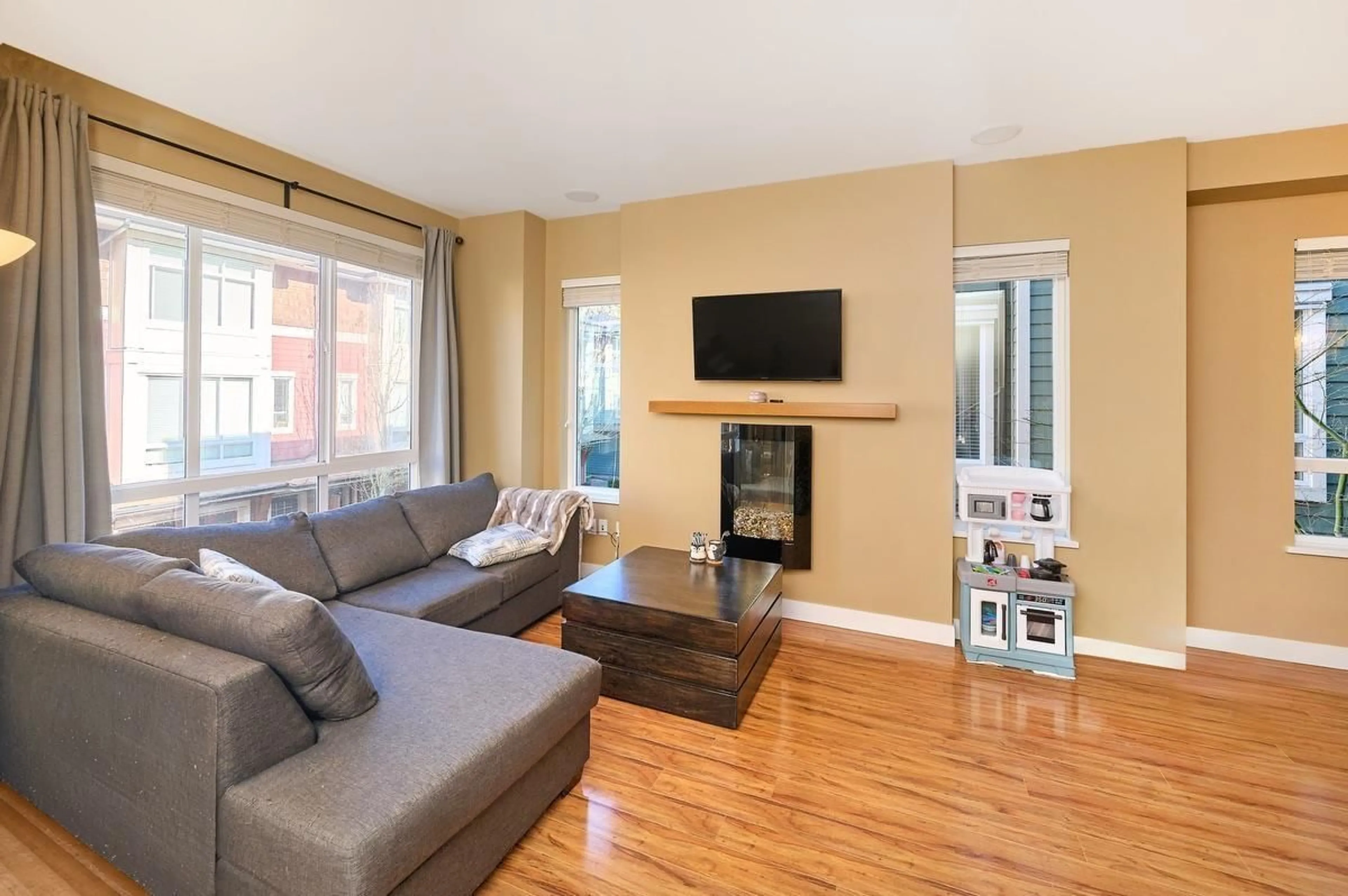 Living room with furniture, wood/laminate floor for 37 - 2929 156 STREET, Surrey British Columbia V3Z0S9