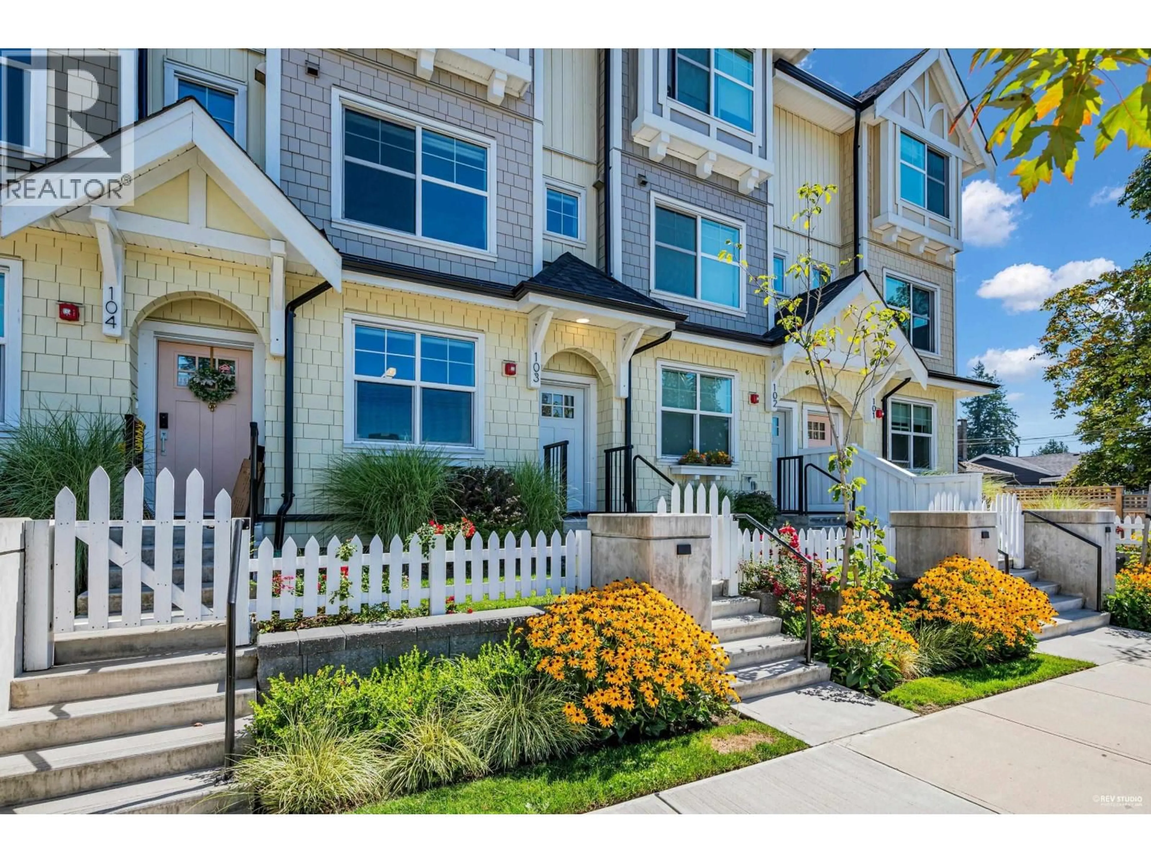 Home with vinyl exterior material, street for 103 - 707 ROBINSON STREET, Coquitlam British Columbia V3J0M9