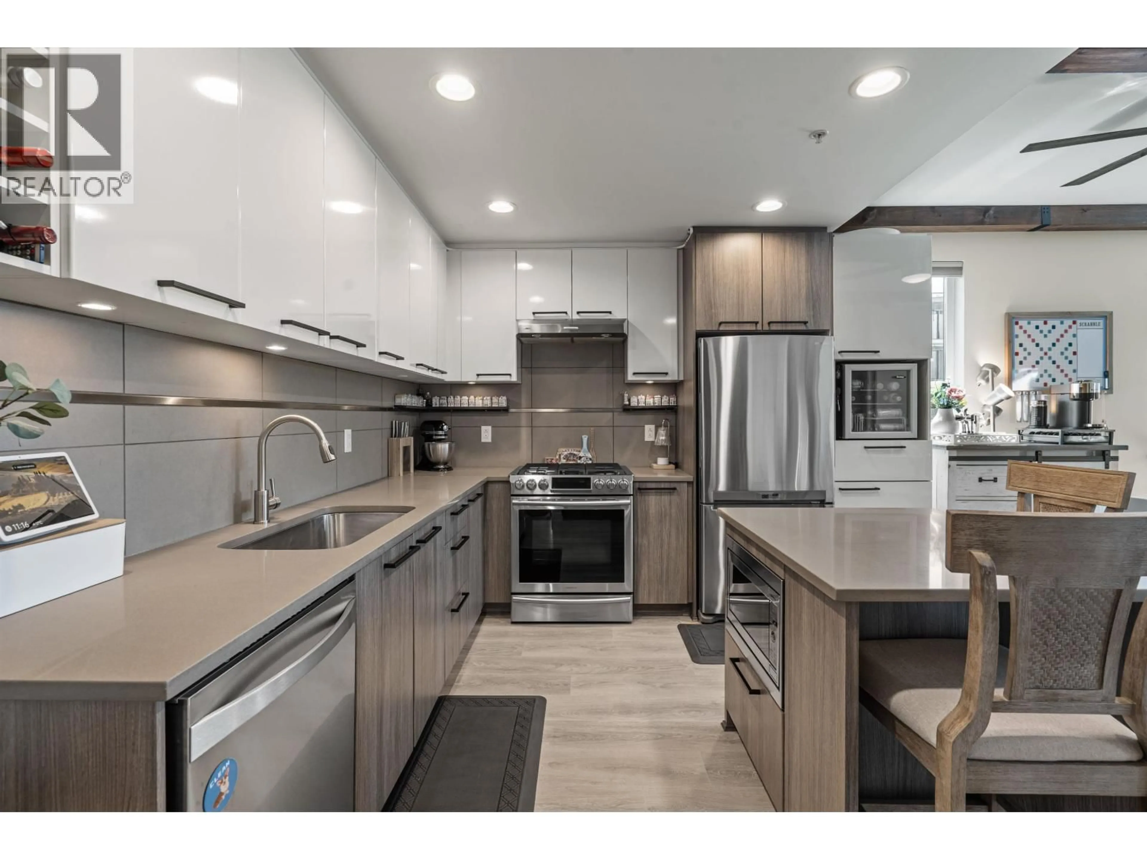 Contemporary kitchen, unknown for 405 - 9350 UNIVERSITY HIGH STREET, Burnaby British Columbia V5A0B6