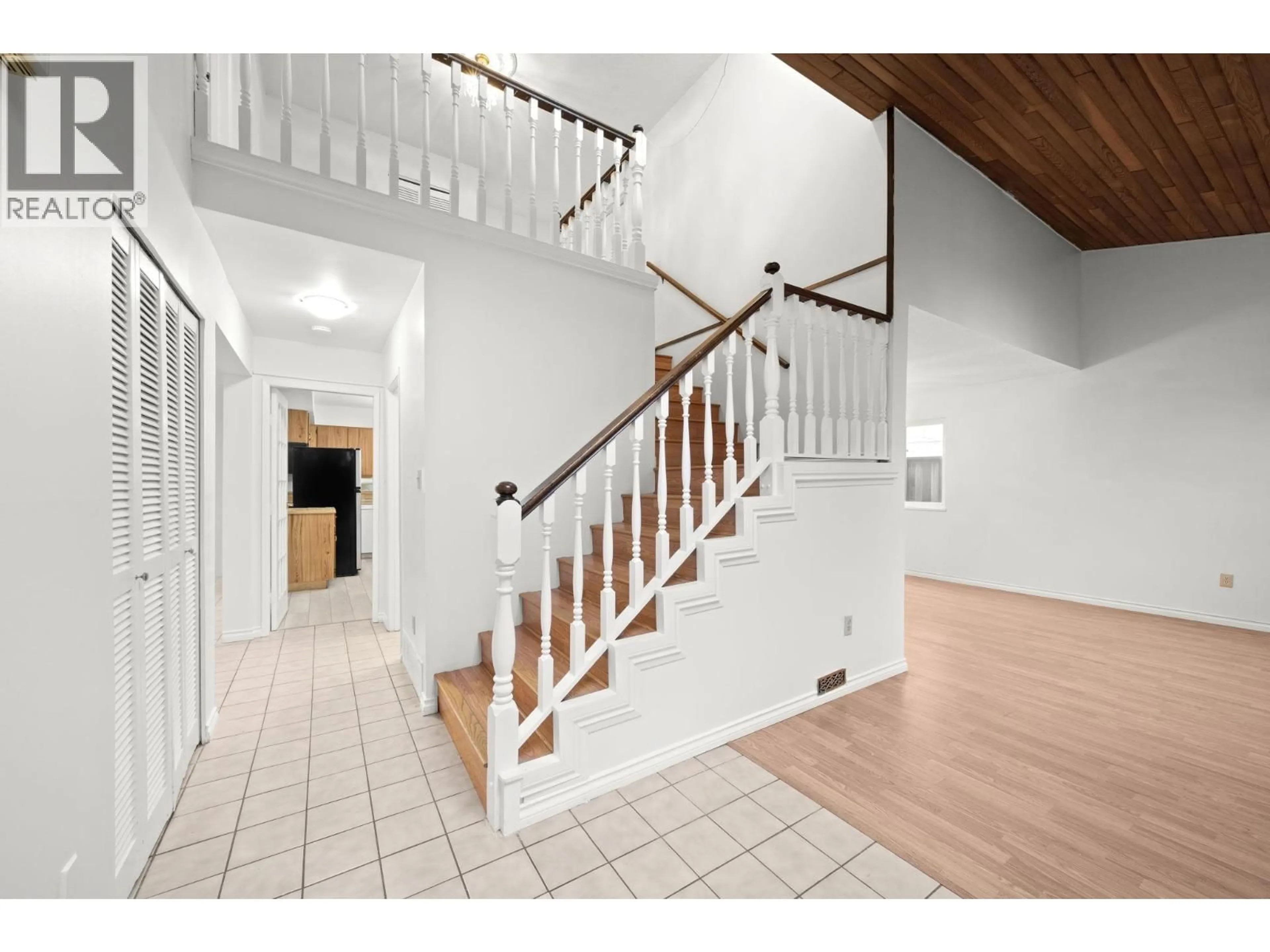 Indoor foyer for 1140 LANSDOWNE DRIVE, Coquitlam British Columbia V3B5R3