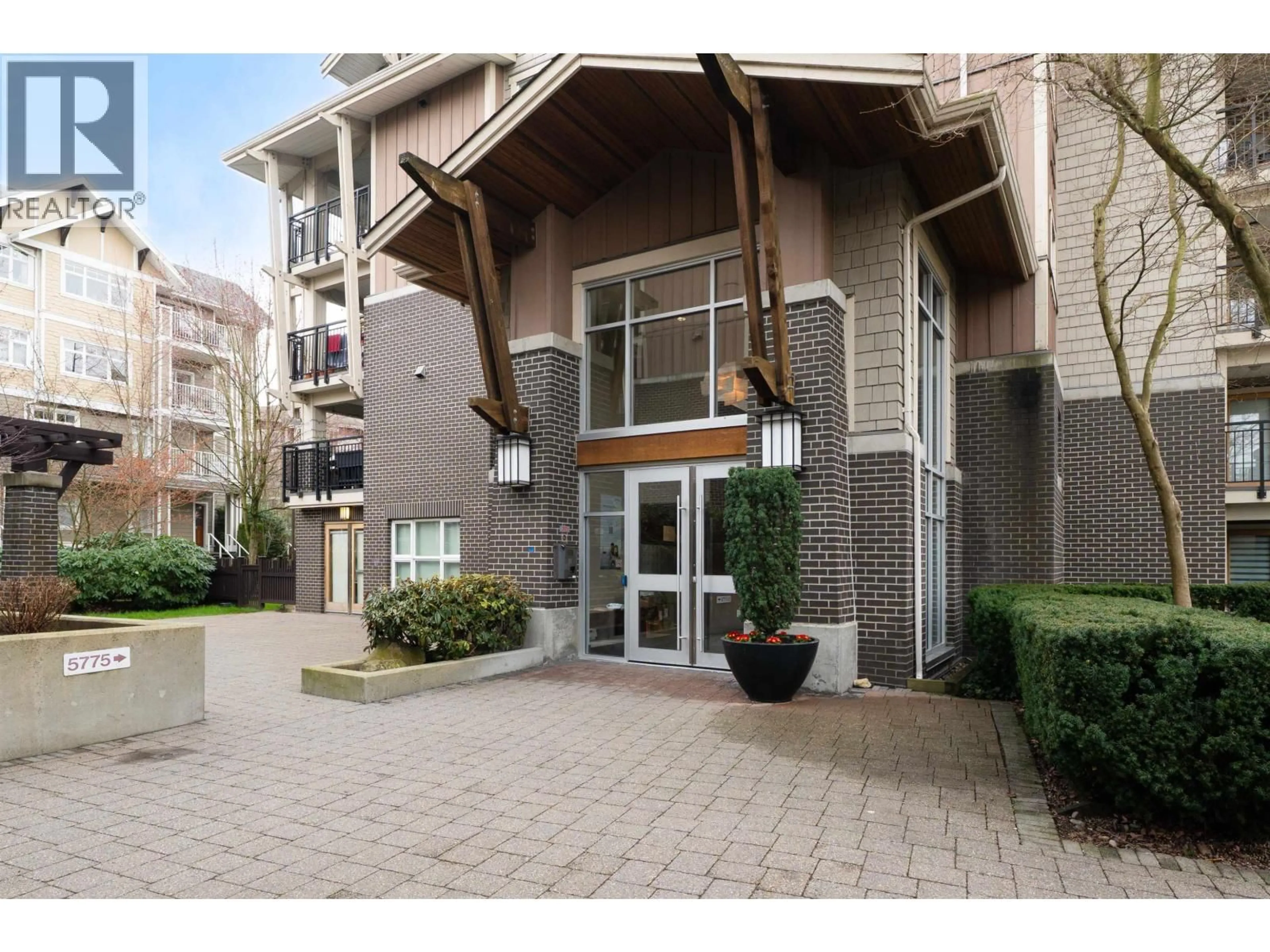 Indoor foyer for 303 - 5775 IRMIN STREET, Burnaby British Columbia V5J0C3
