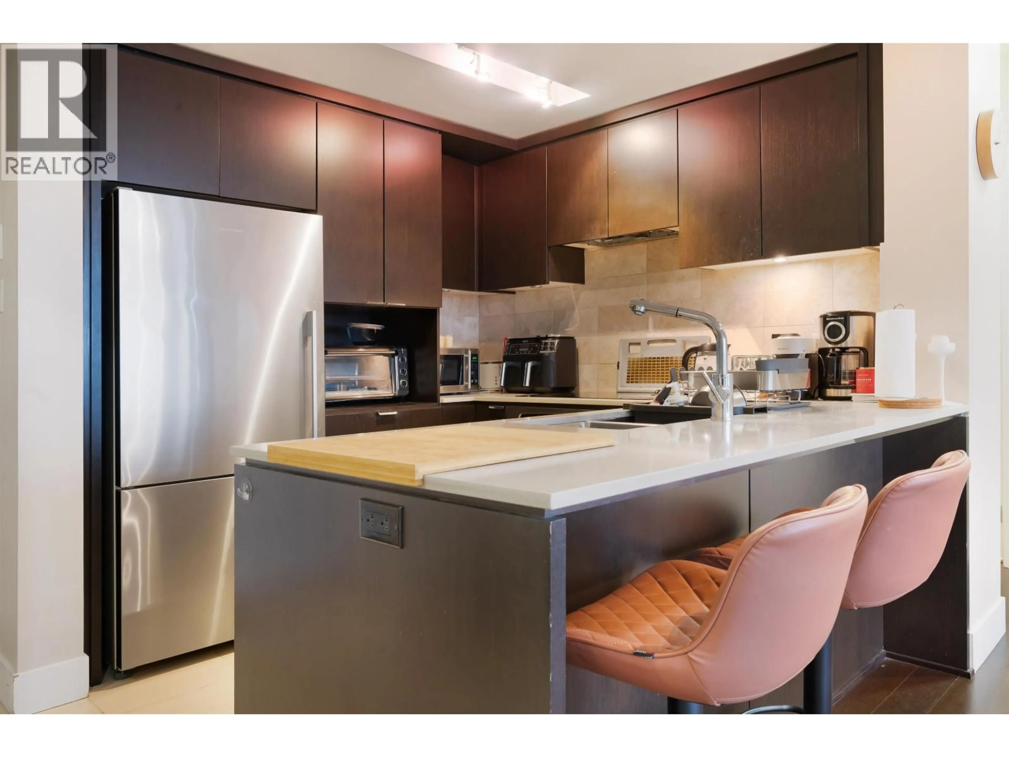 Standard kitchen, wood/laminate floor for 1304 - 1320 CHESTERFIELD AVENUE, North Vancouver British Columbia V7M0A6