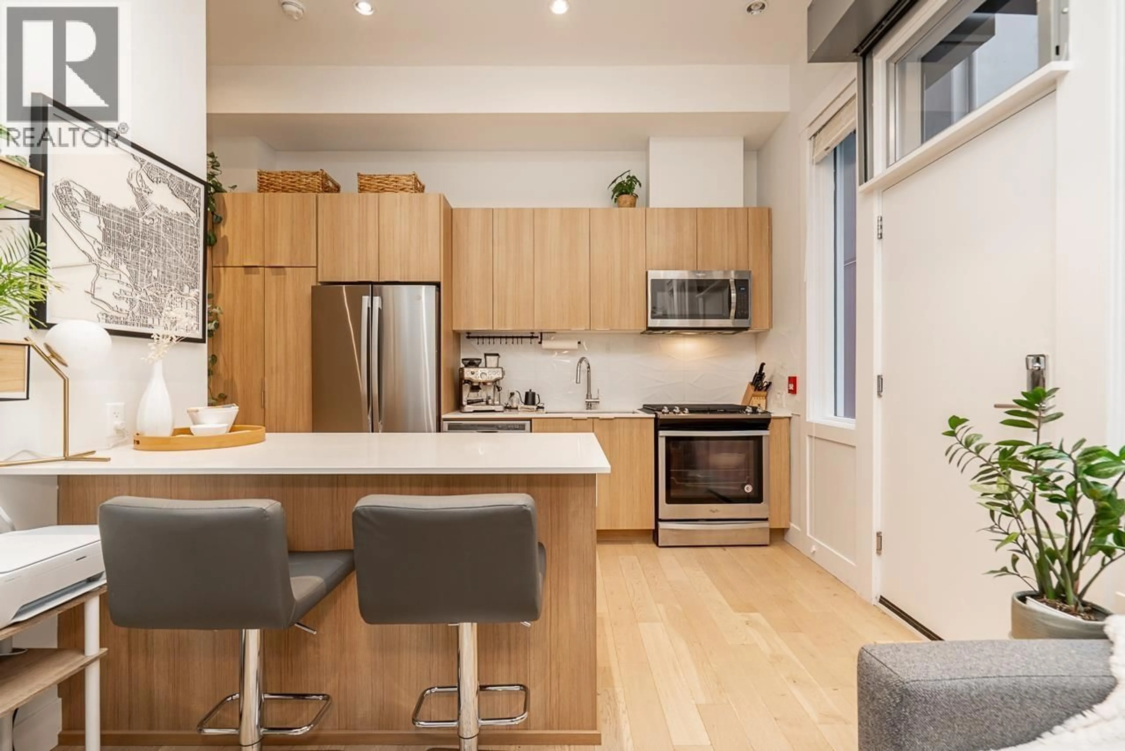 Open concept kitchen, unknown for 533 16 AVENUE, Vancouver British Columbia V5T2V1