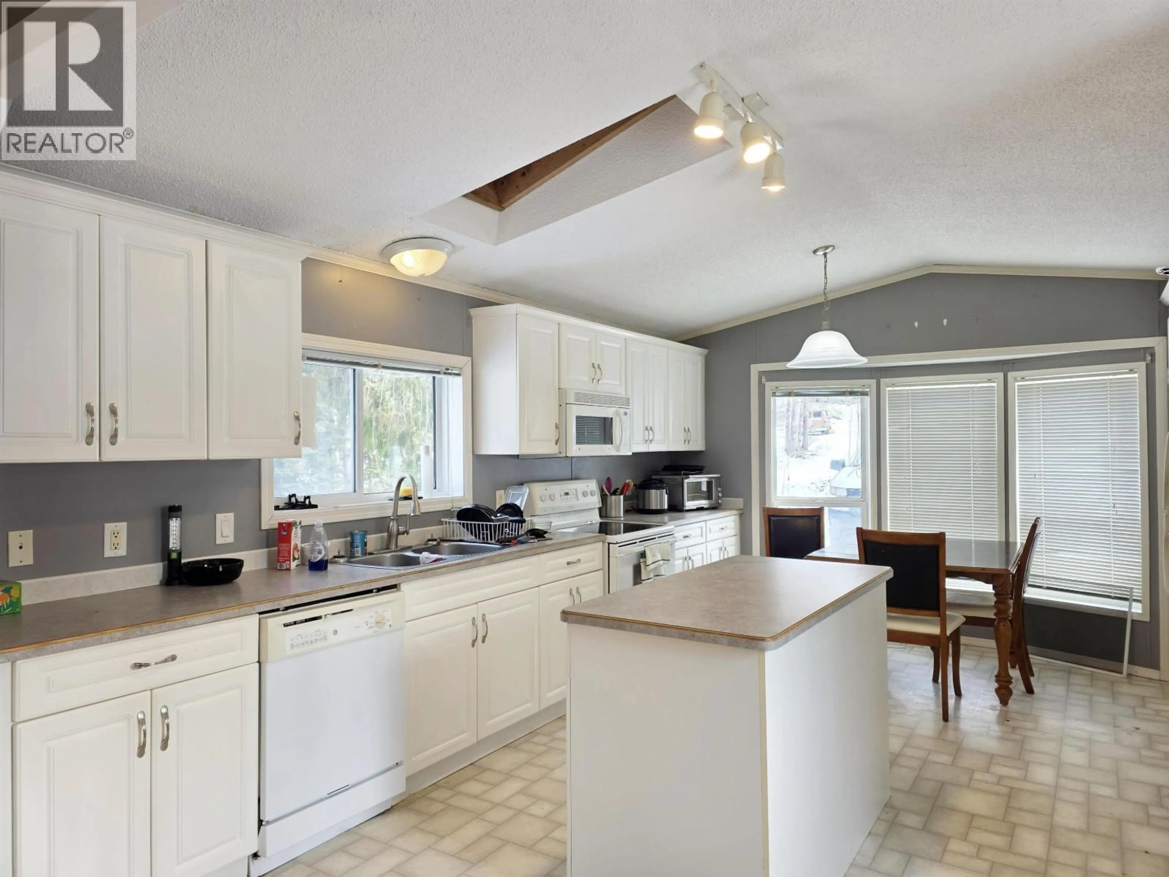 Open concept kitchen, unknown for 3947 CARAVELLE ROAD, Quesnel British Columbia V2J6V3