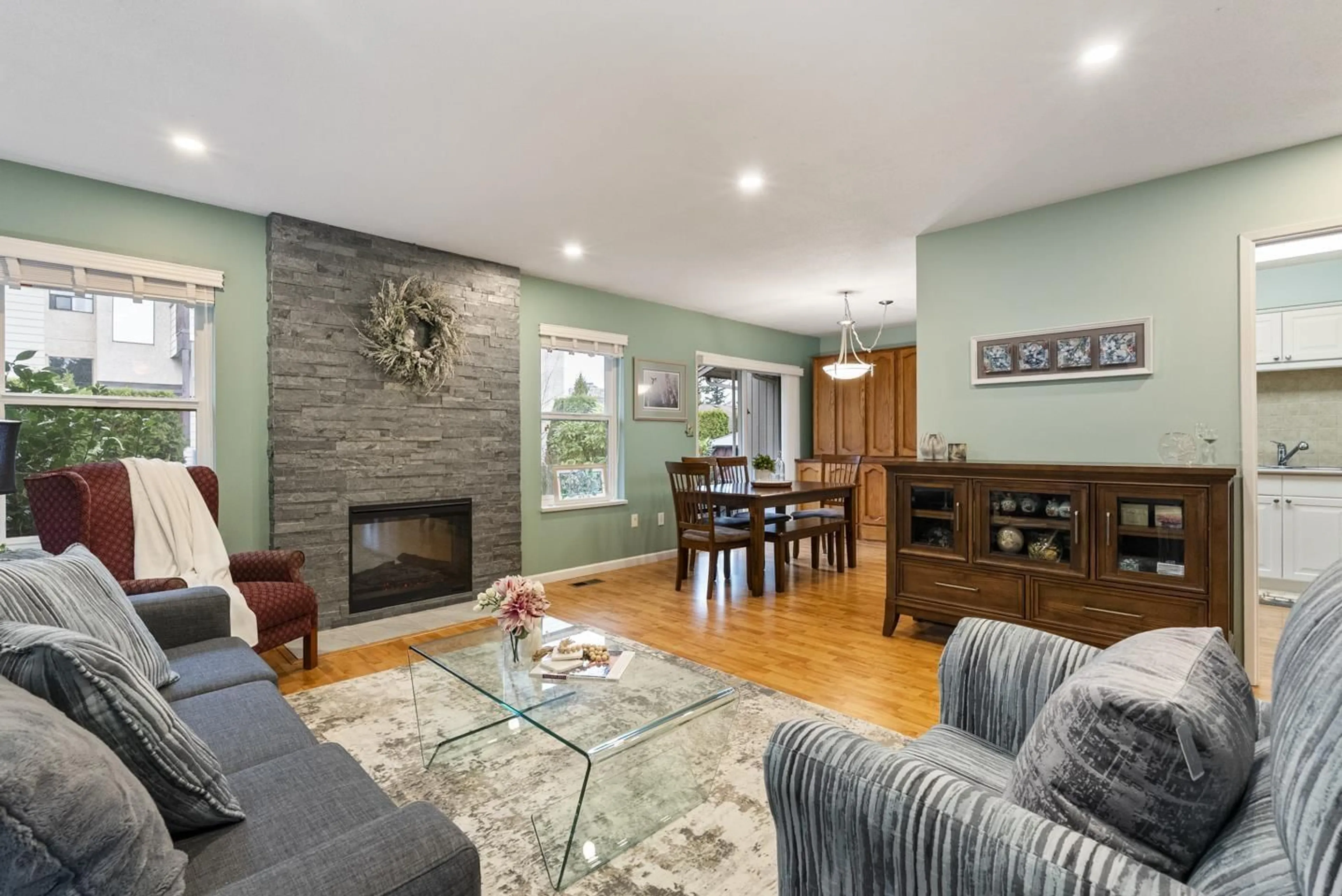 Living room with furniture, unknown for 4 - 32925 GEORGE FERGUSON WAY, Abbotsford British Columbia V2S6Z9