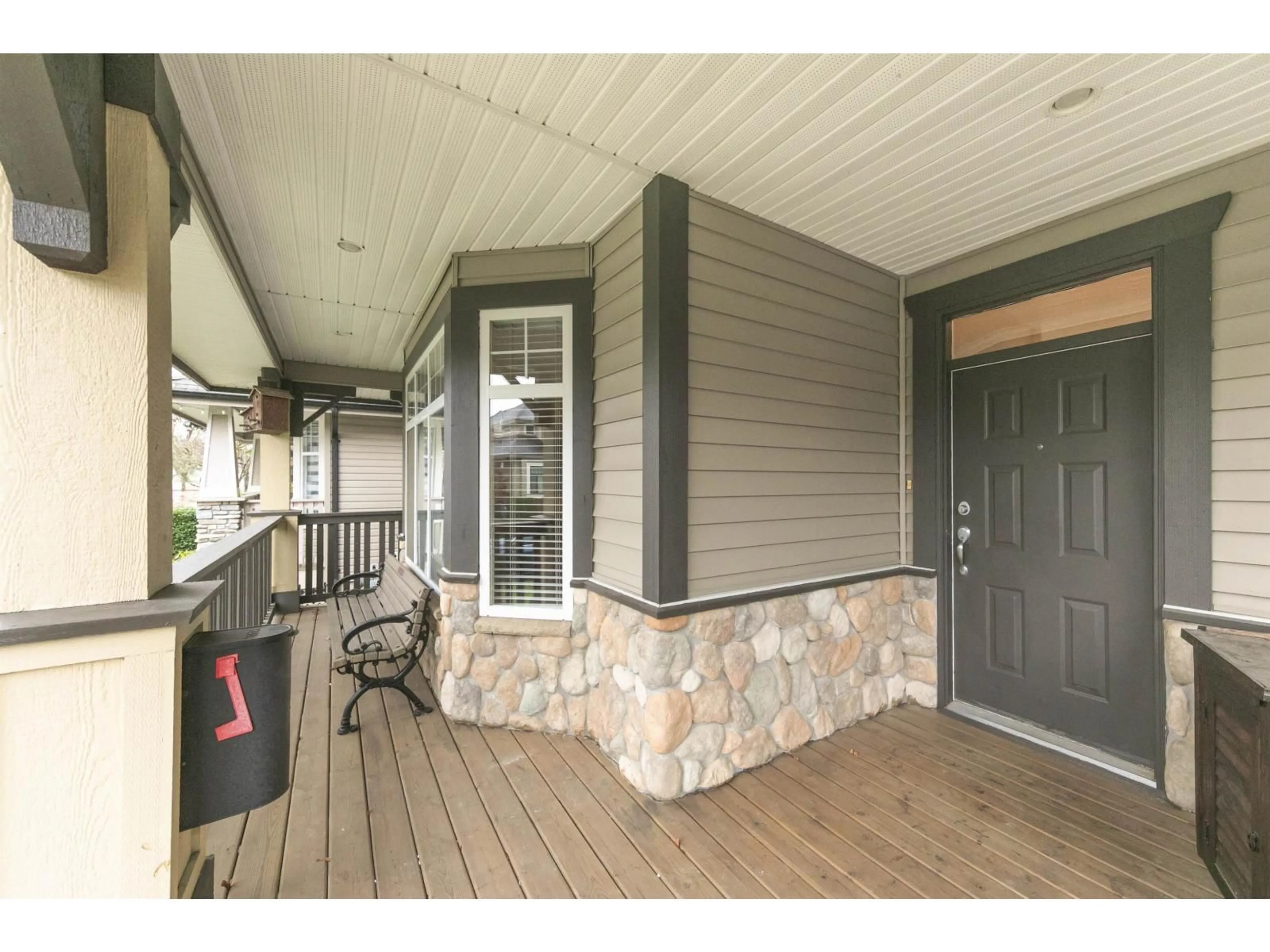 Indoor entryway for 14731 59A AVENUE, Surrey British Columbia V3S0R6