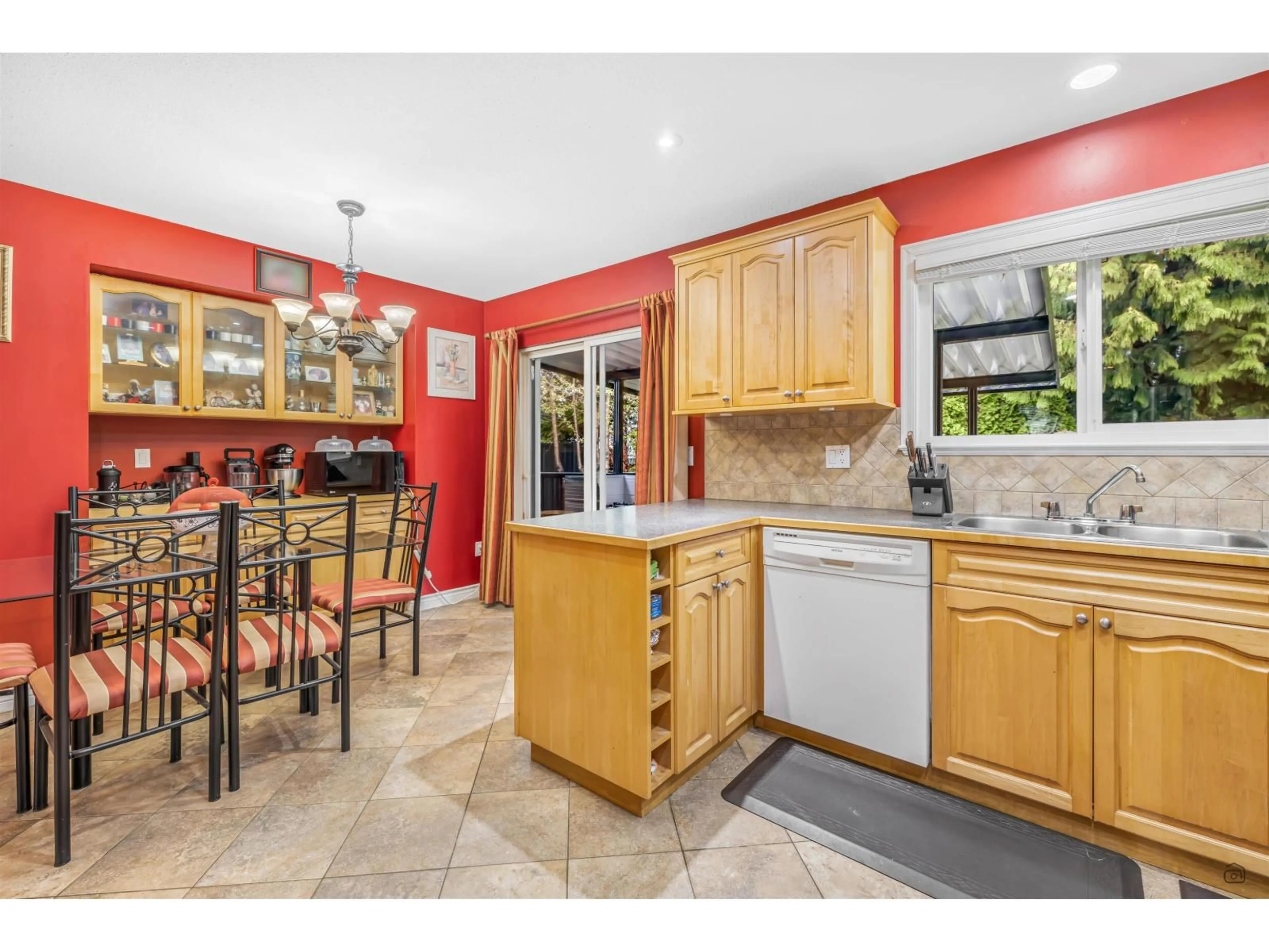 Open concept kitchen, ceramic/tile floor for 13277 64A AVENUE, Surrey British Columbia V3W7H9