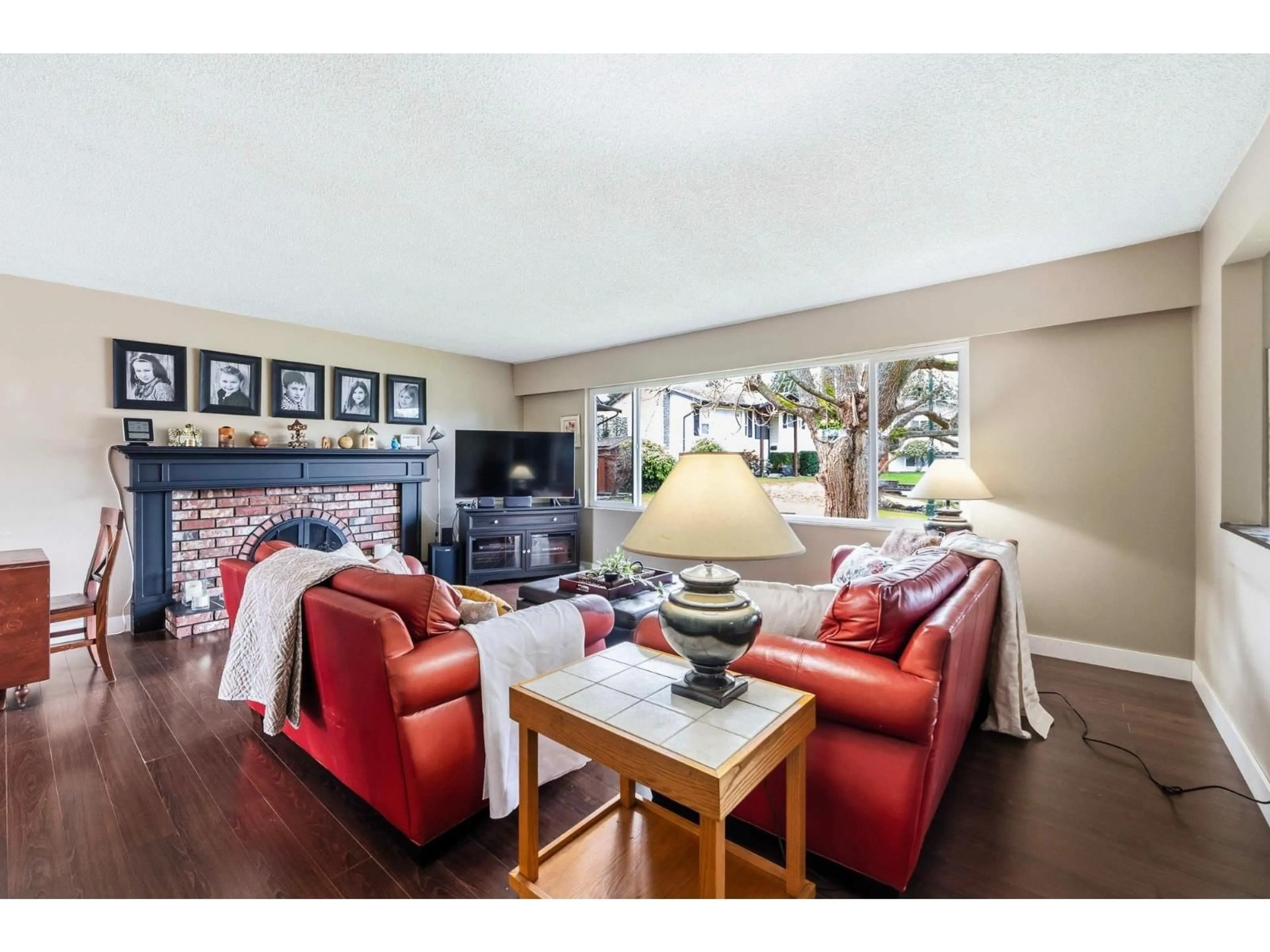 Living room with furniture, wood/laminate floor for 7084 PAPUC PLACE, Delta British Columbia V4E1W1