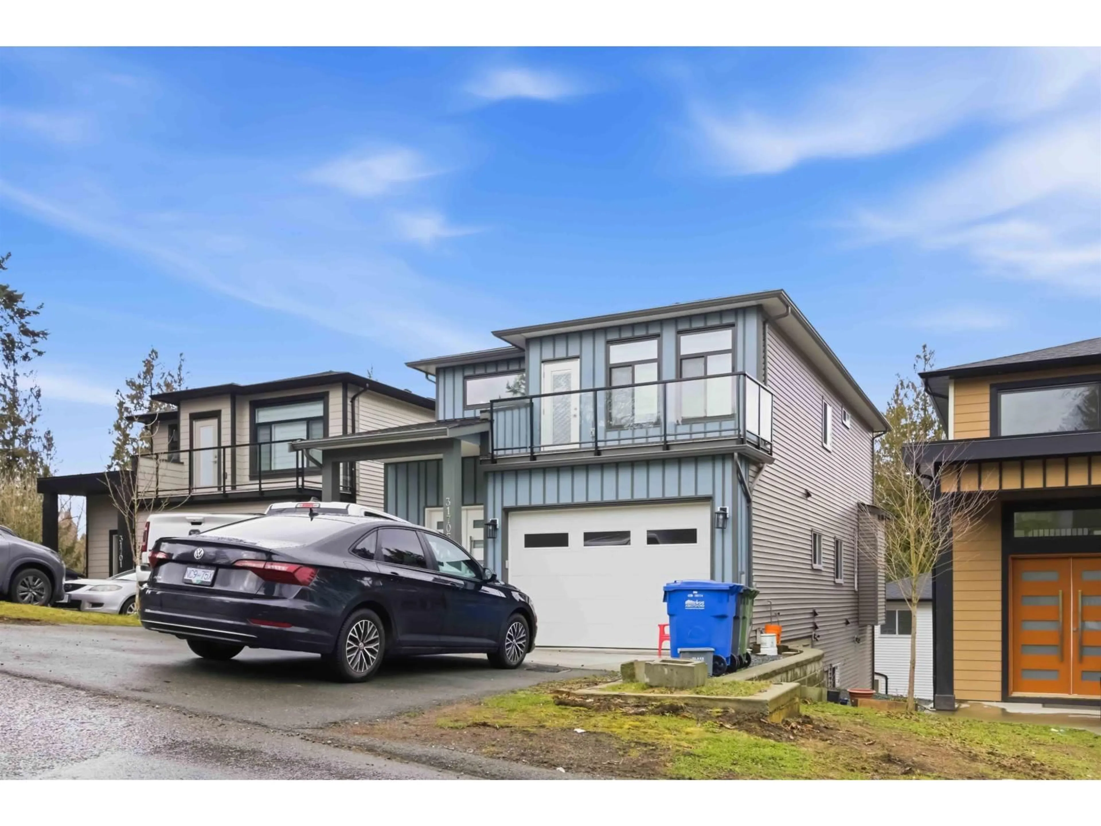 Home with vinyl exterior material, street for 31705 UPLAND CRESCENT, Abbotsford British Columbia V2T2G4